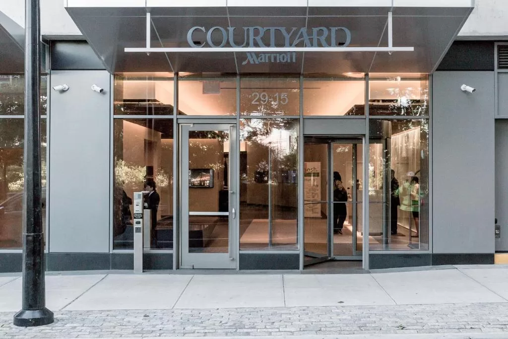 Hoofdingang van het Hotel Courtyard Long Island