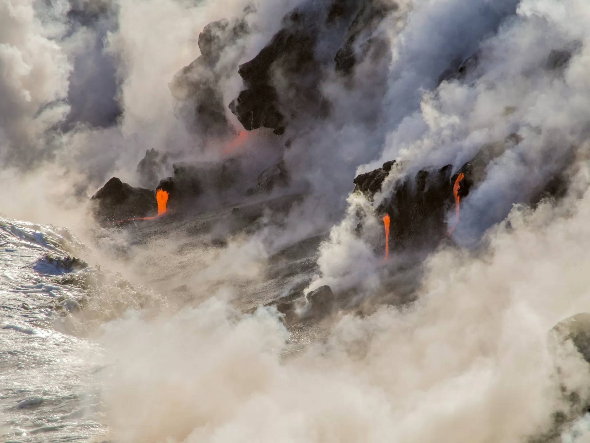 Vulkan Kīlauea mit Rauch und Lava, aktiver Vulkanausbruch auf Hawaii