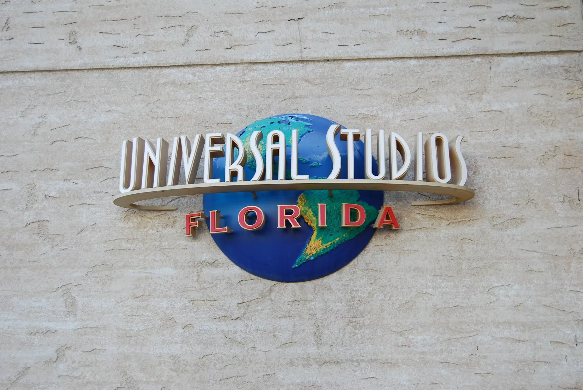 Schild zum Universal Orlando Resort in Florida an einem sonnigen Tag