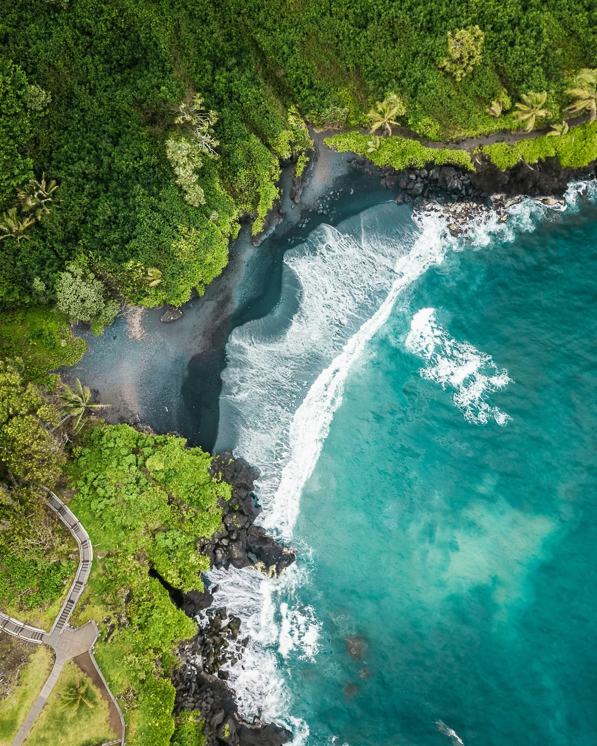 Luftaufnahme des Black Sand Beach auf Maui, Hawaii, mit schwarzem Sand und dem Meer von oben sichtbar
