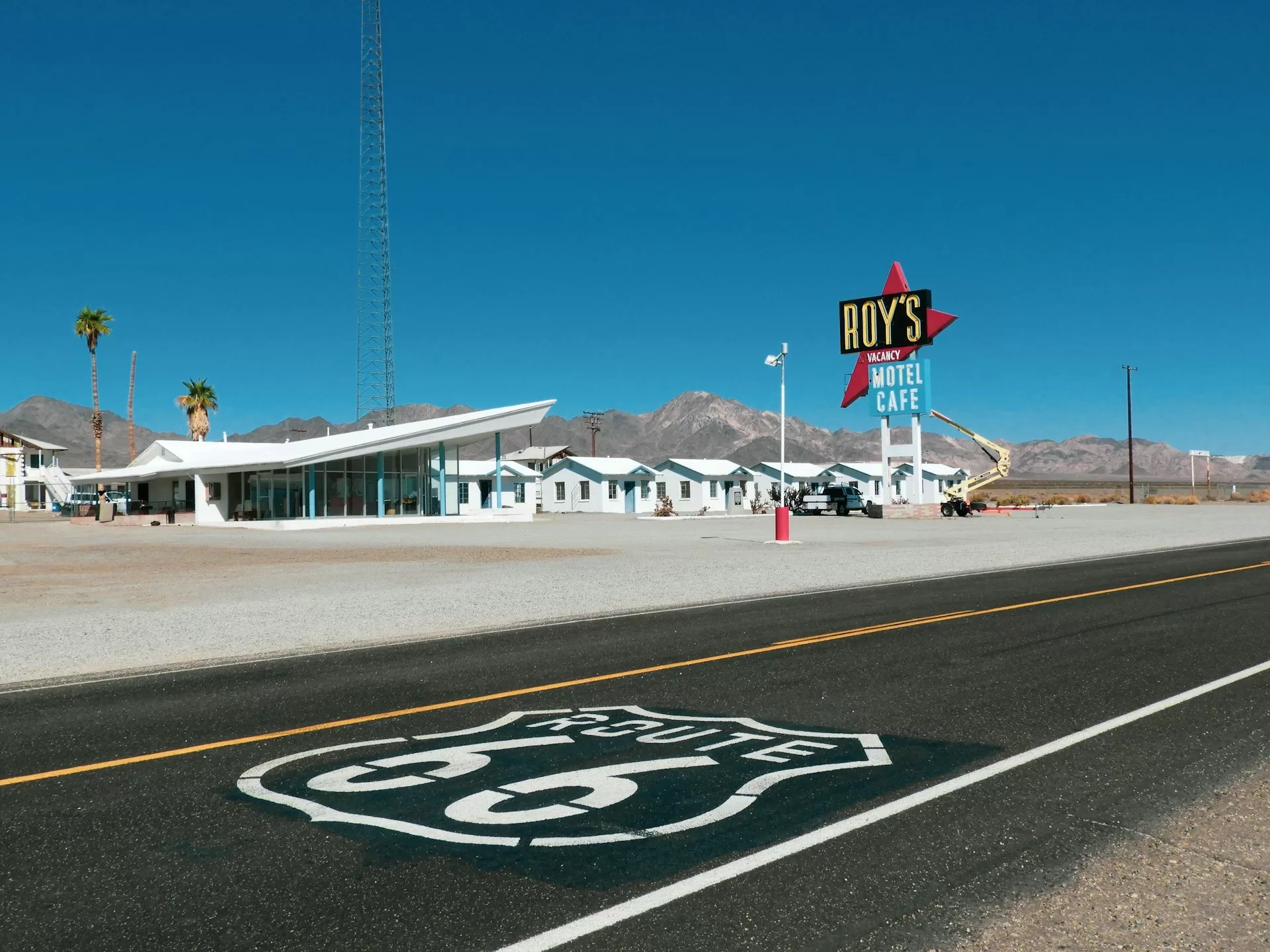 Een van de kenmerkende kleine plaatsjes met tankstation en motel aan de Route 66