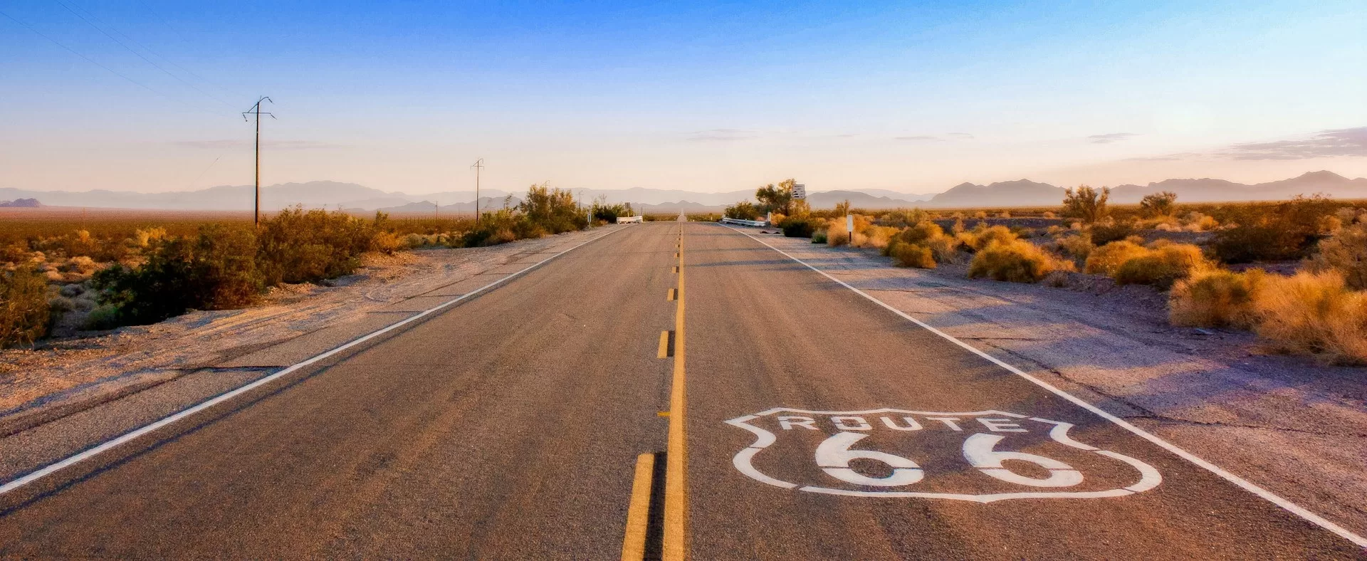 Autoweg USA met Route 66 afbeelding op het asfalt