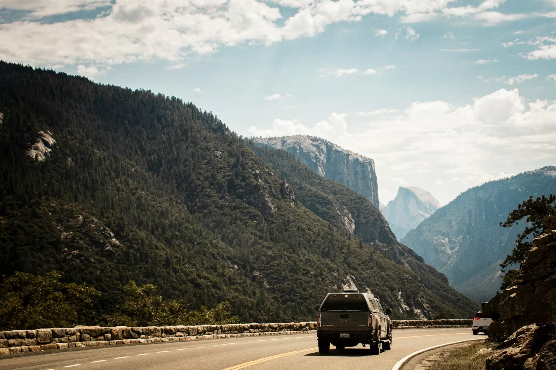 Auto rijdend over de Yosemite Tioga Pass