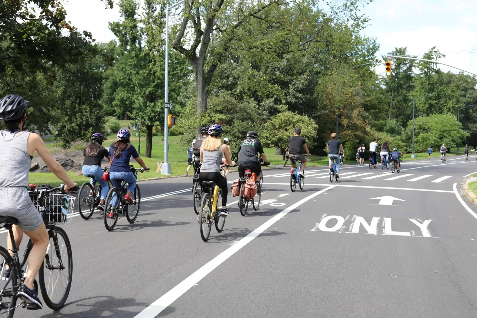 Groep fietsers te zien op een brede weg met groen in Los Angeles tijdens een ontspannen fietstocht