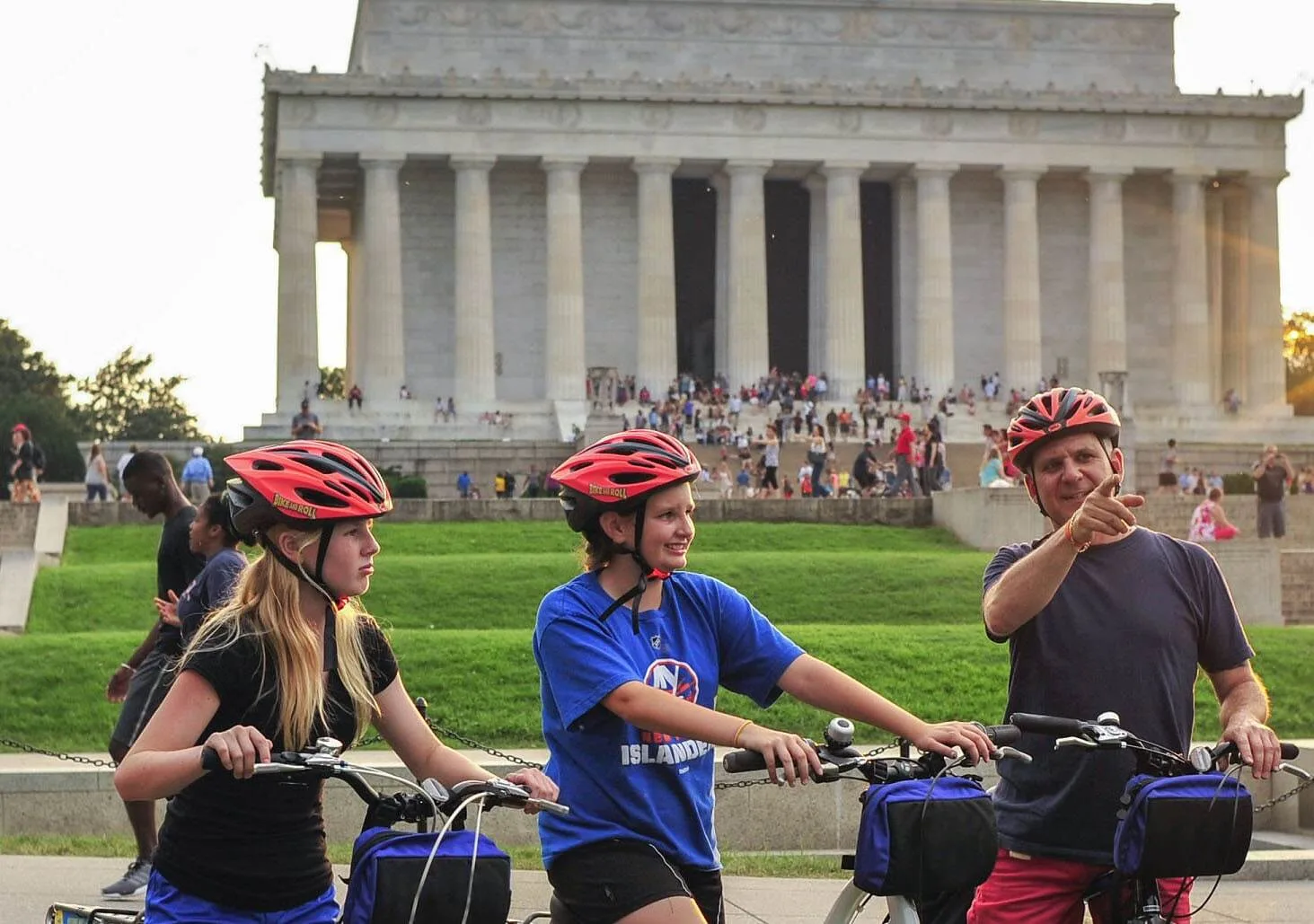 Lincoln Memorial in Washington D.C. im Hintergrund, mit drei Personen und einem Fahrrad im Vordergrund