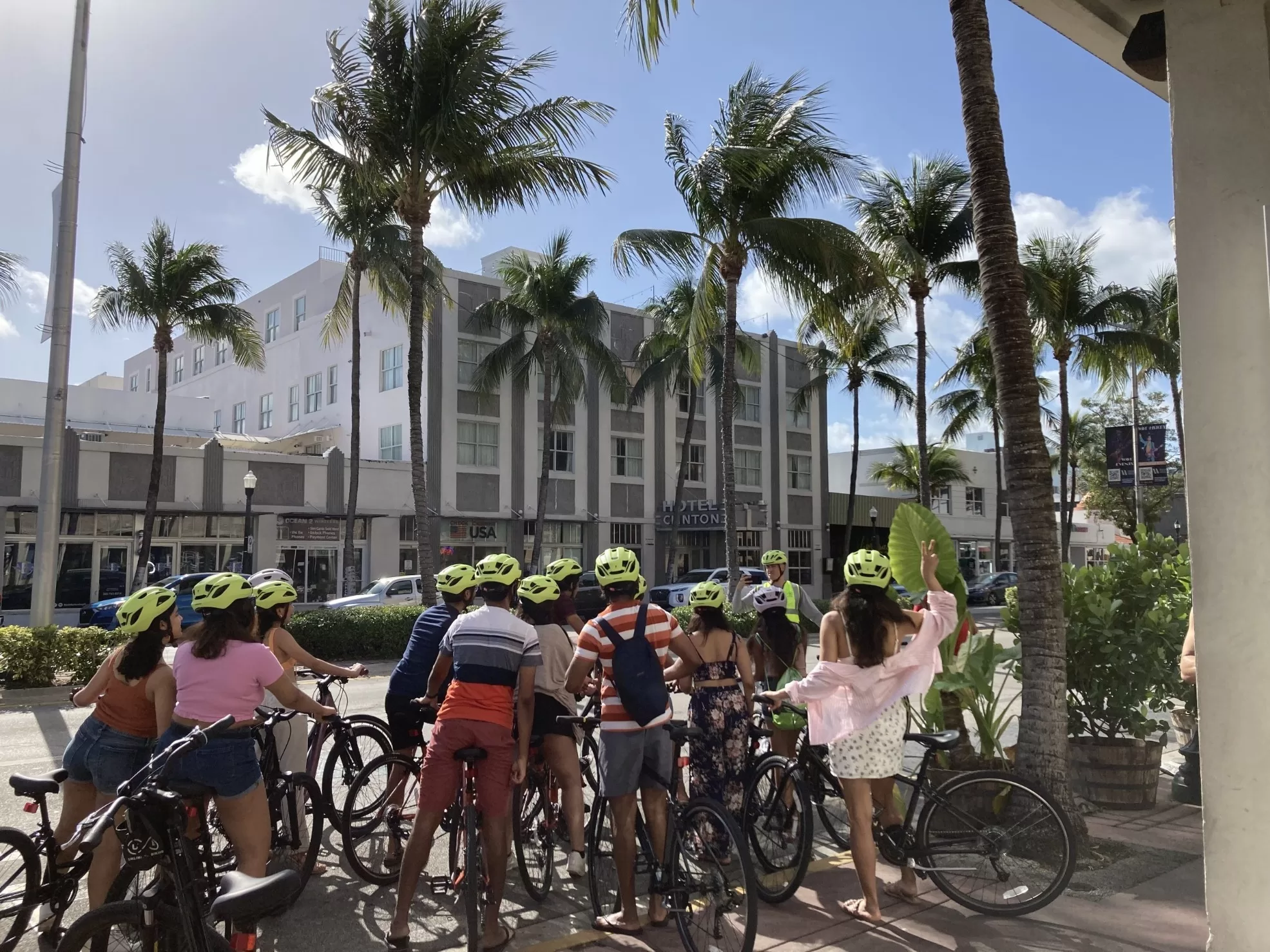 Menschen stehen mit ihren Fahrrädern bei Unlimited Biking still, bereit für eine Radtour durch die Stadt