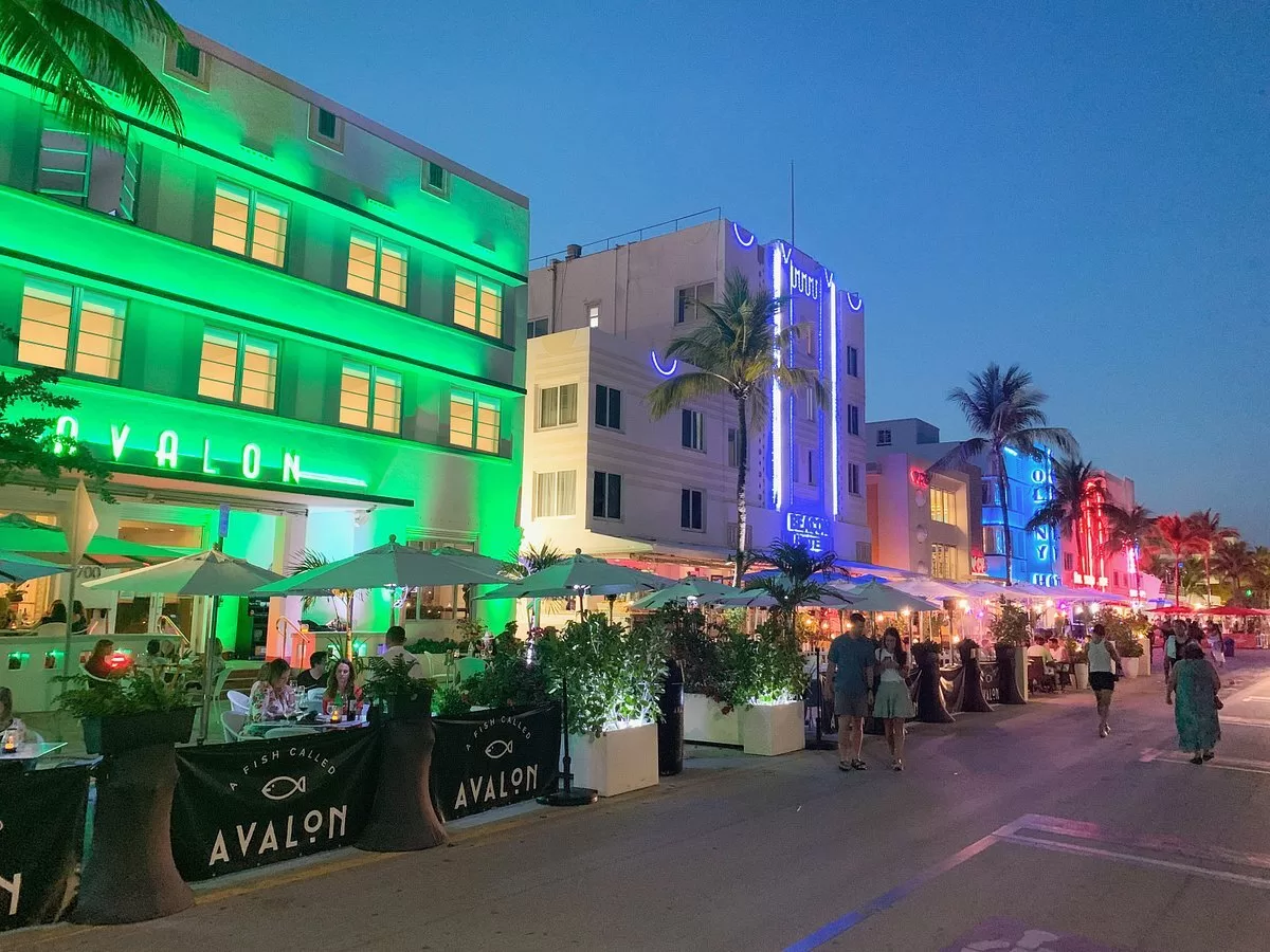 Exterior van het Hotel Avalon Miami Beach aan Ocean Drive in Miami