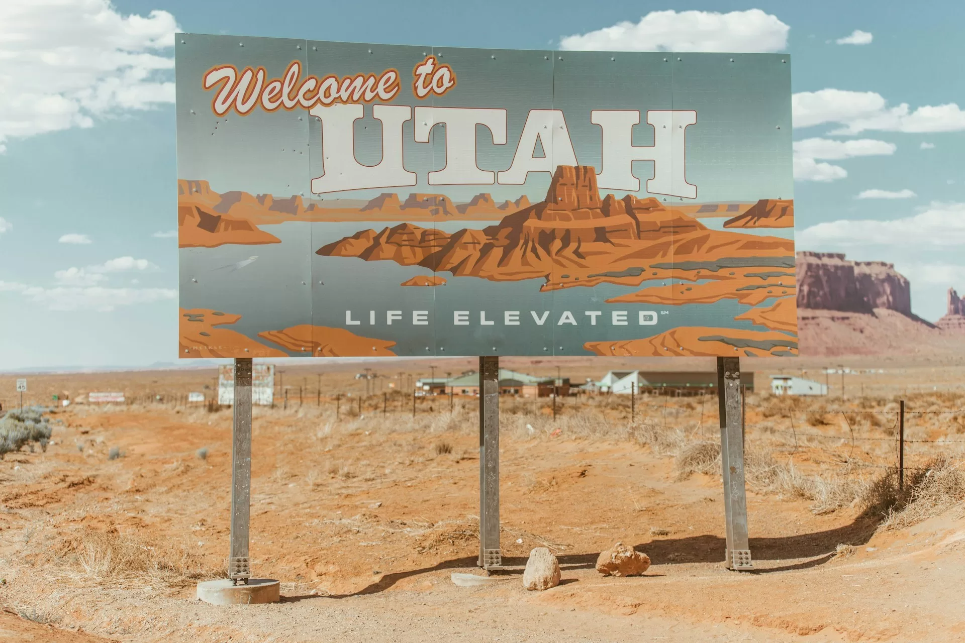Het welkomstbord voor Utah nabij Monument Valley Arizona