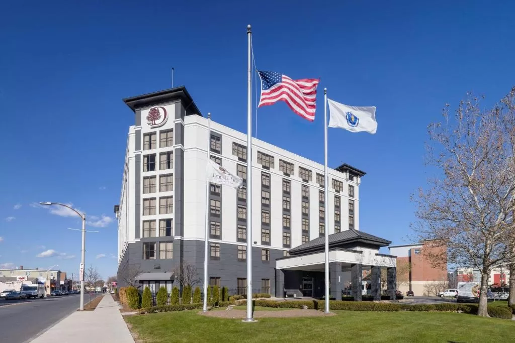 Exterior van het Doubletree Logan Airport