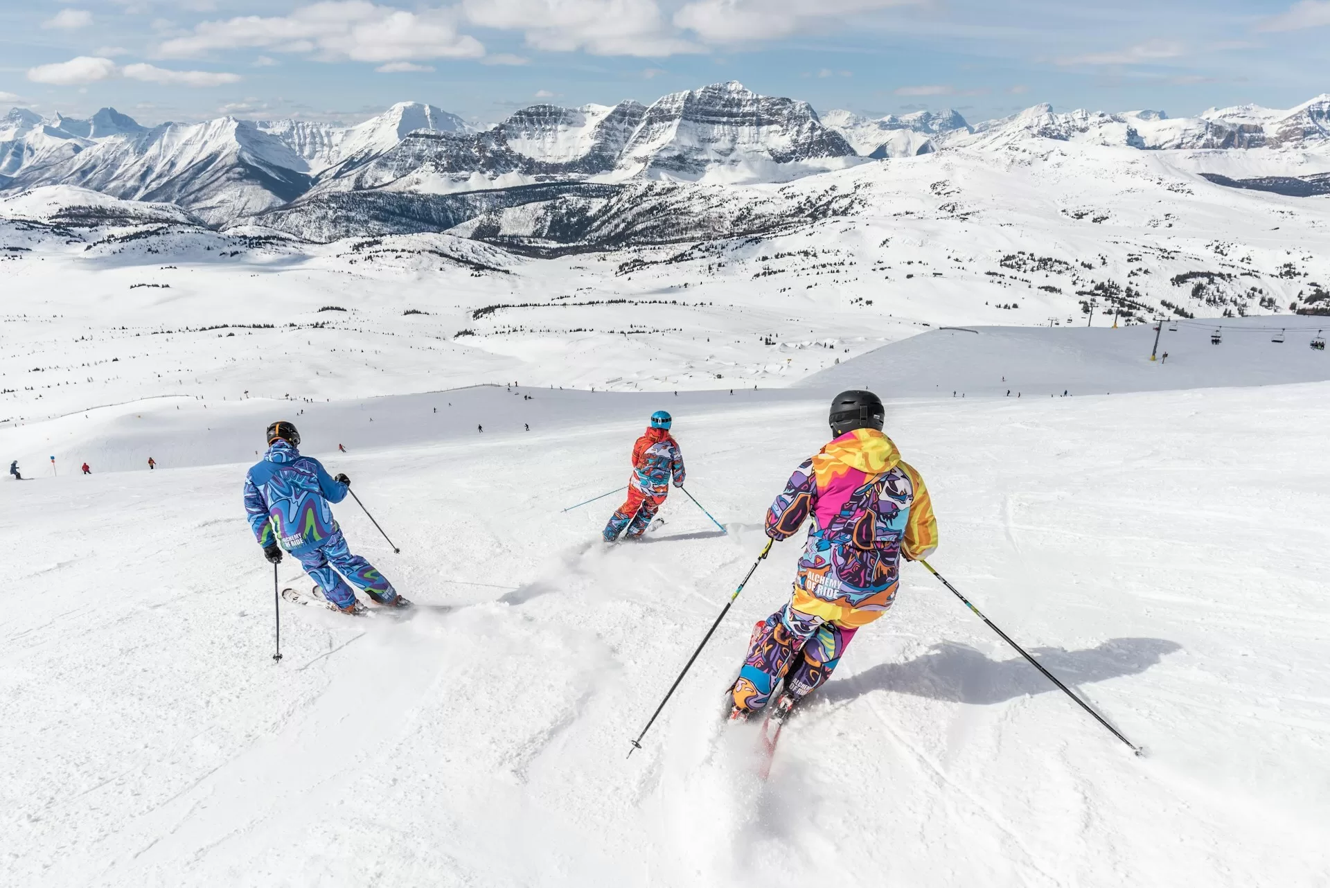 Skiërs op de besneeuwde bergen in de buurt van het Banff AB Canada Sunshine Village