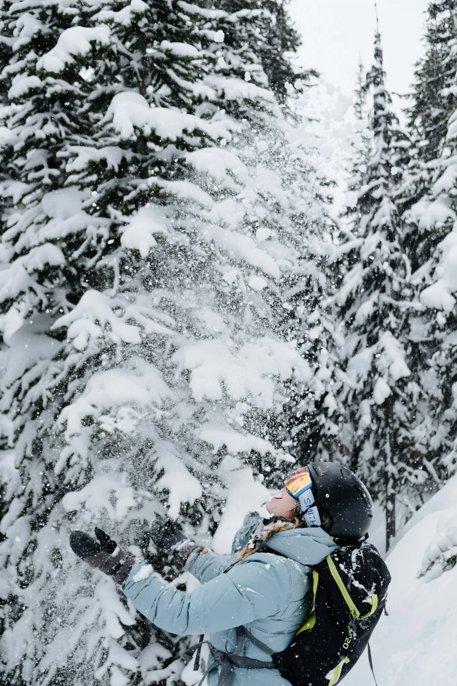 Skiër op een besneeuwde berg in de buurt van het Banff AB Canada Sunshine Village