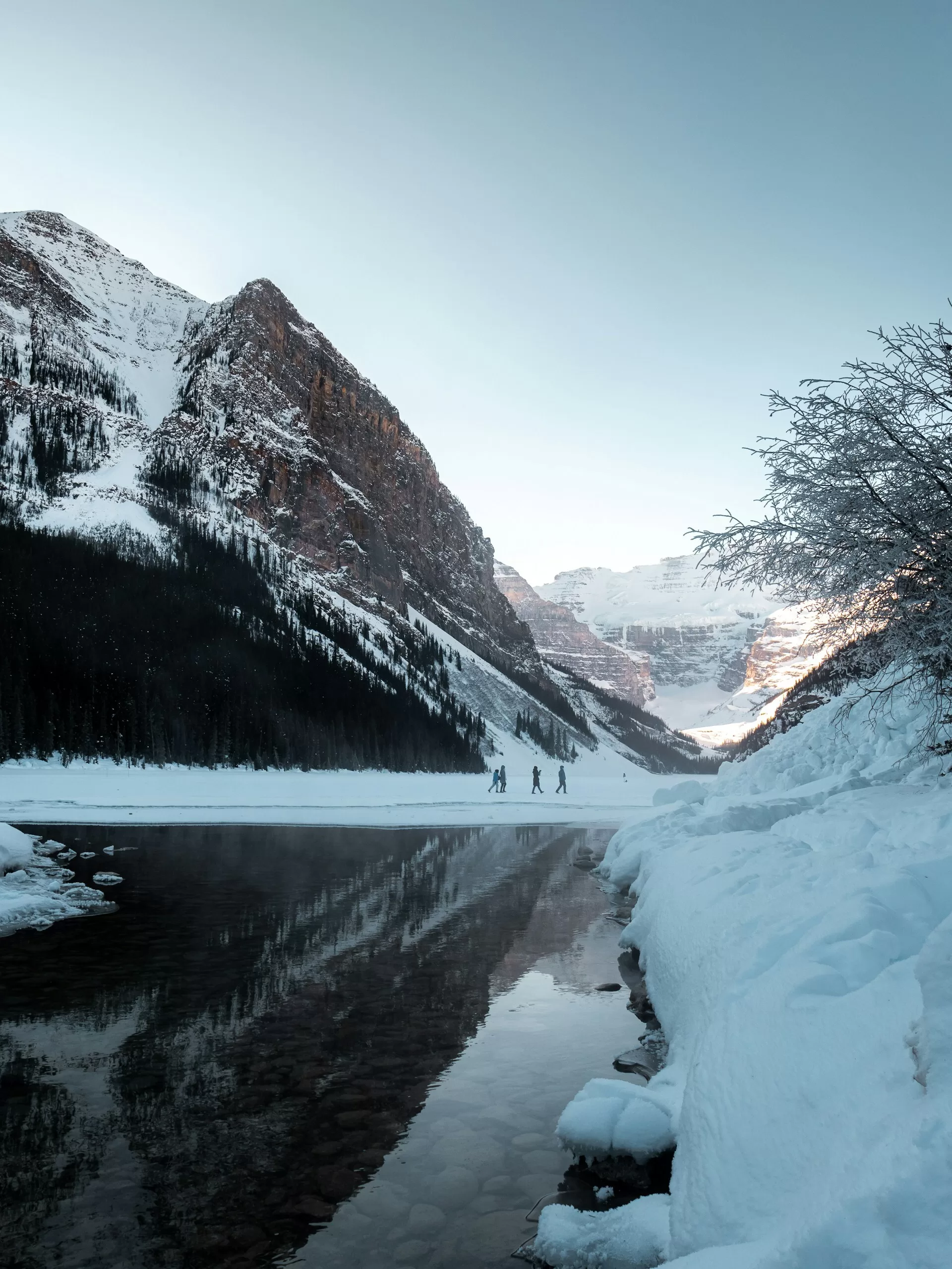 Wanderer in einem verschneiten Lake Louise