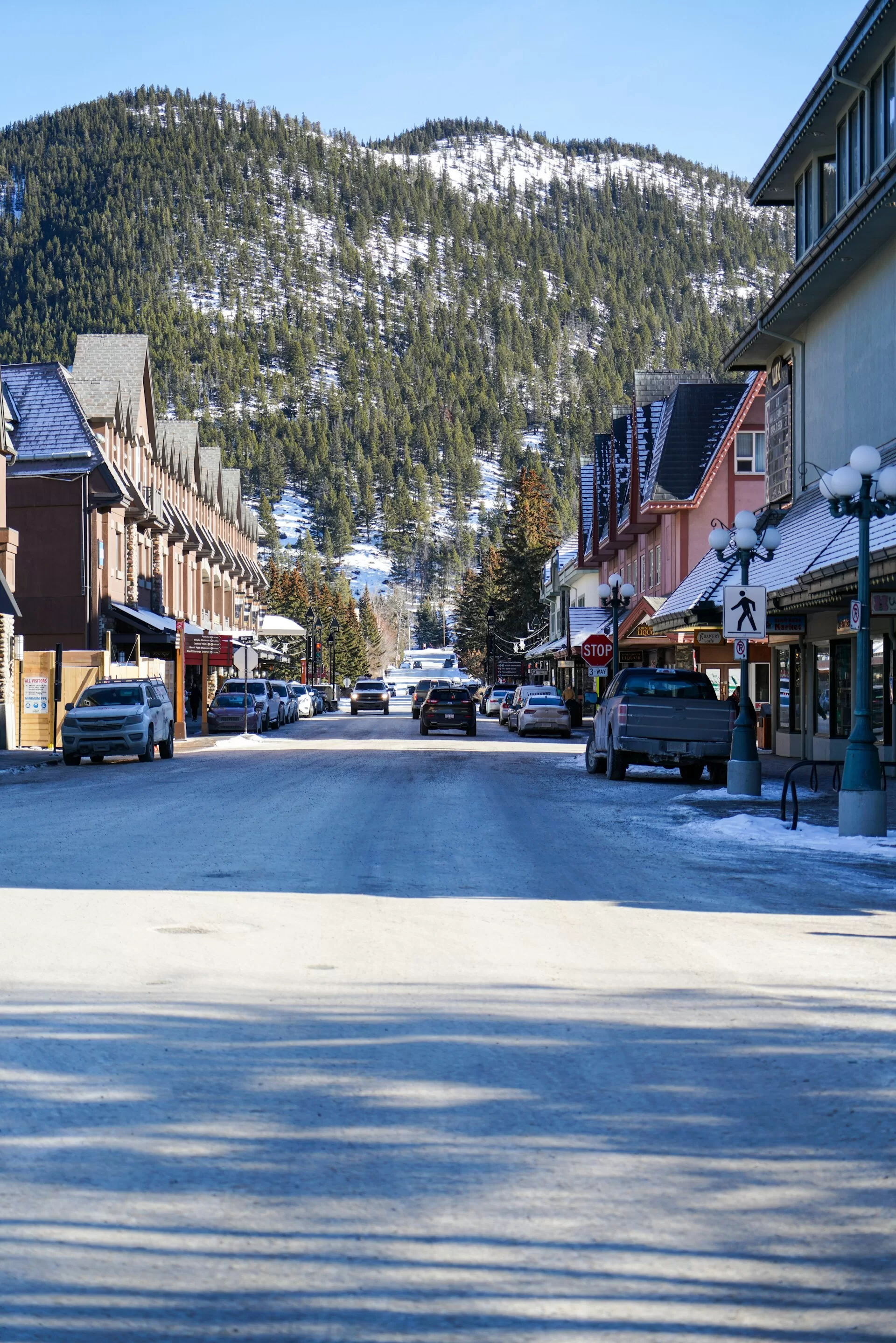Downtown Banff met de berg van Banff National Park op de achtergrond