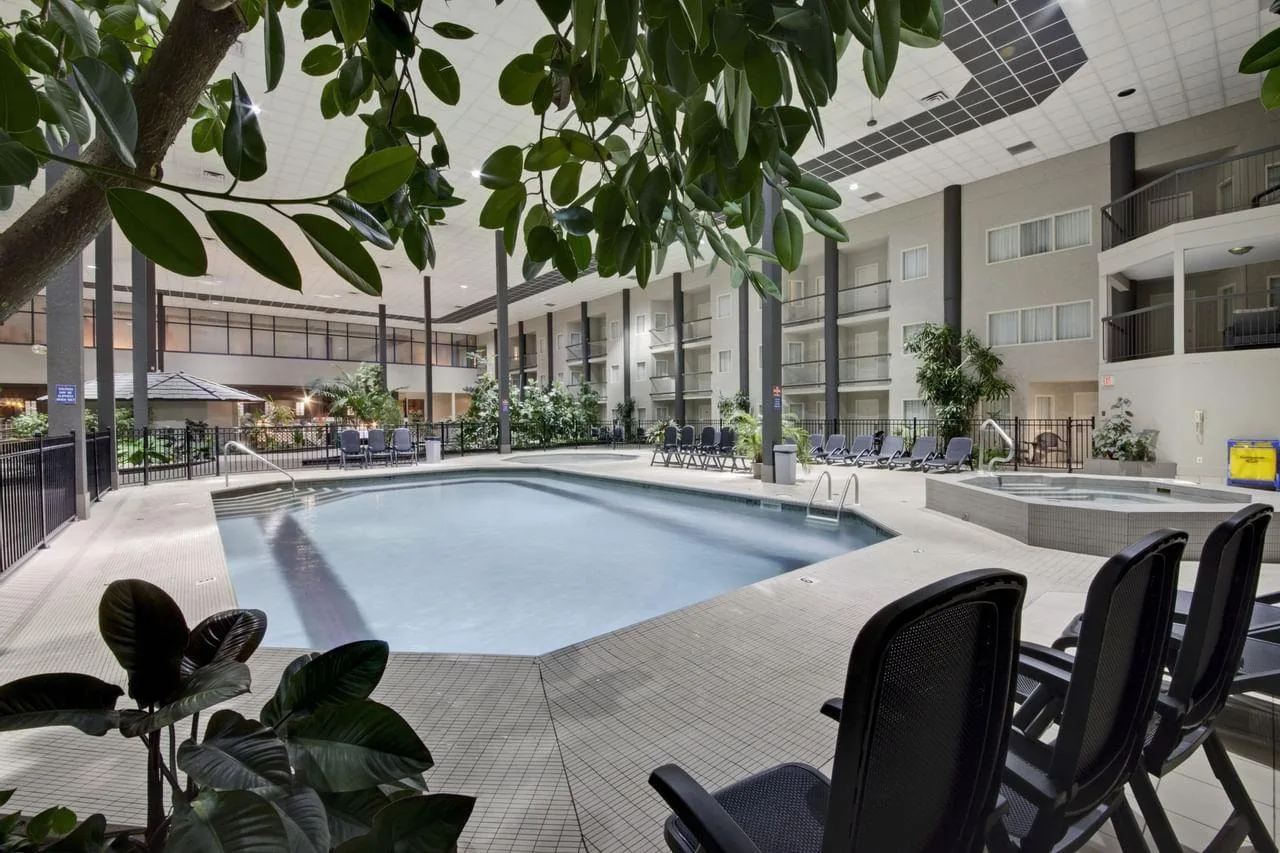Binnenzwembad met jacuzzi in het Hotel Coast Kamploops