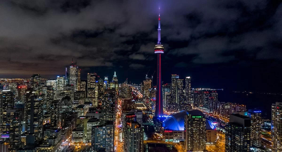 Uitzicht over de verlichte CN Tower vanuit het Hotel Holiday Inn Toronto