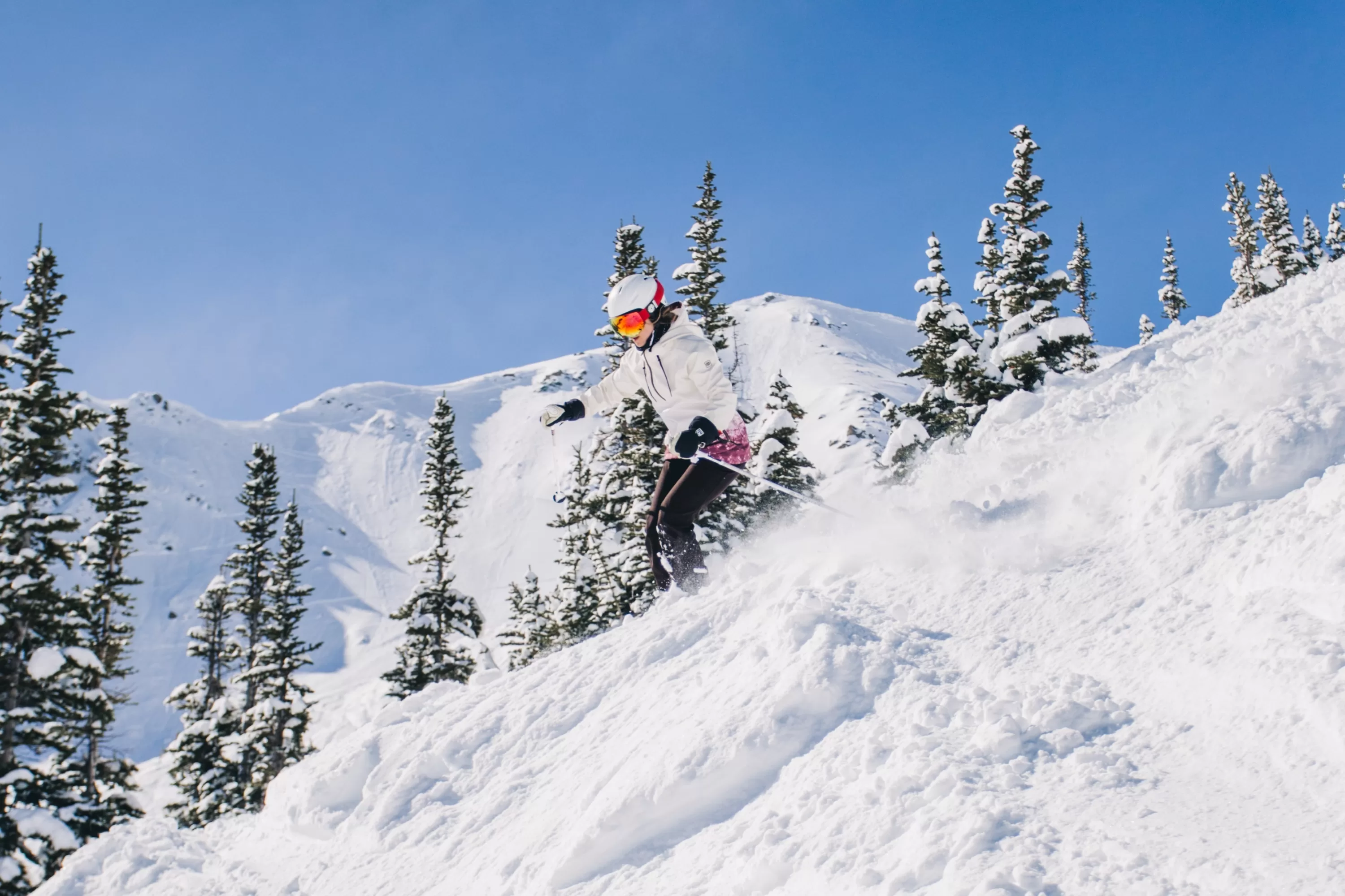 Skiër afdalend op de piste in Jasper Canada