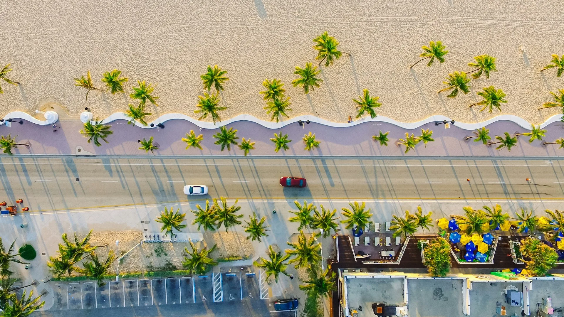 Drone foto van Ocean Drive en het strand in Miami Beach Florida