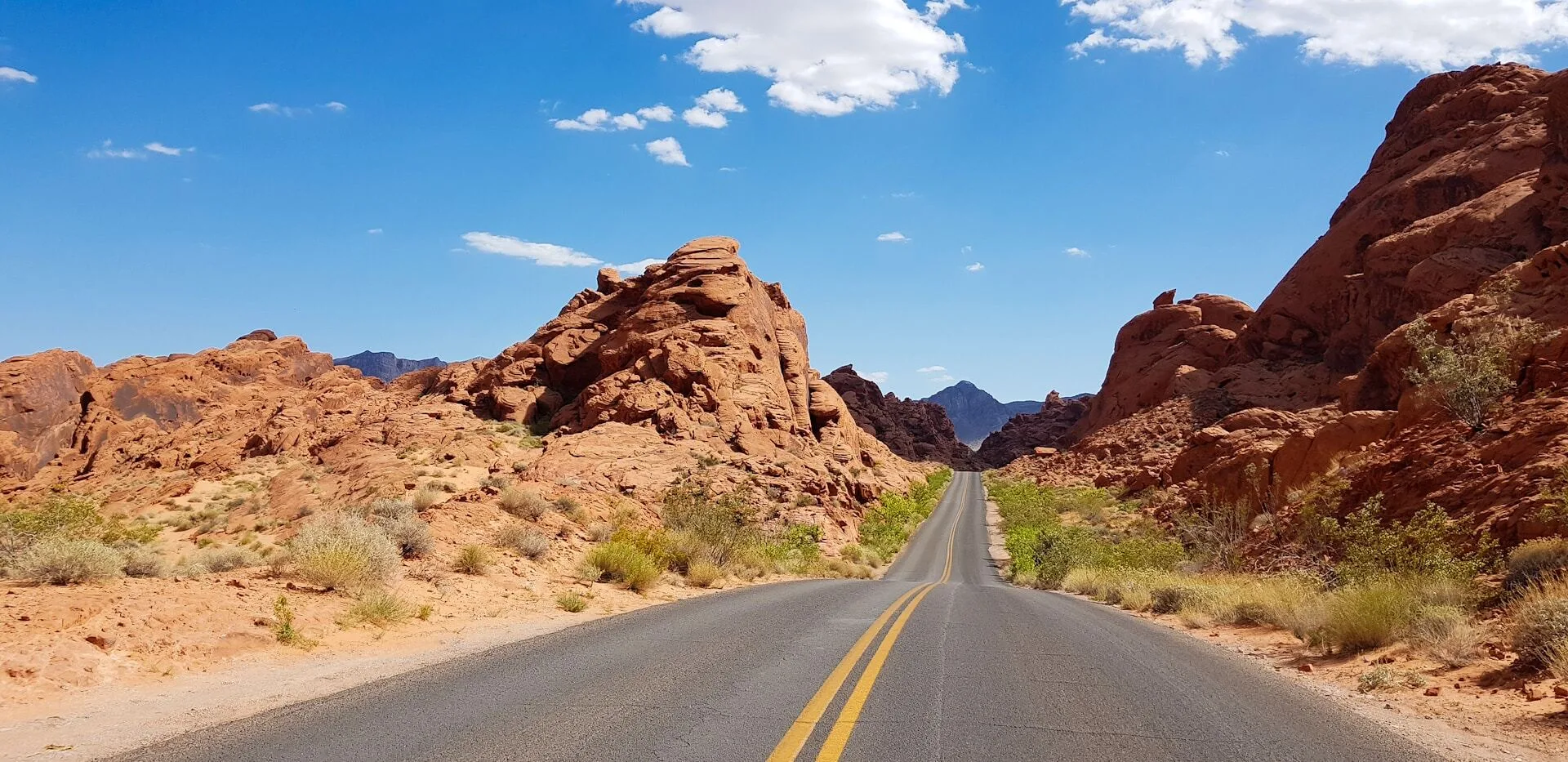 Een weg tussen de Valley of Fire