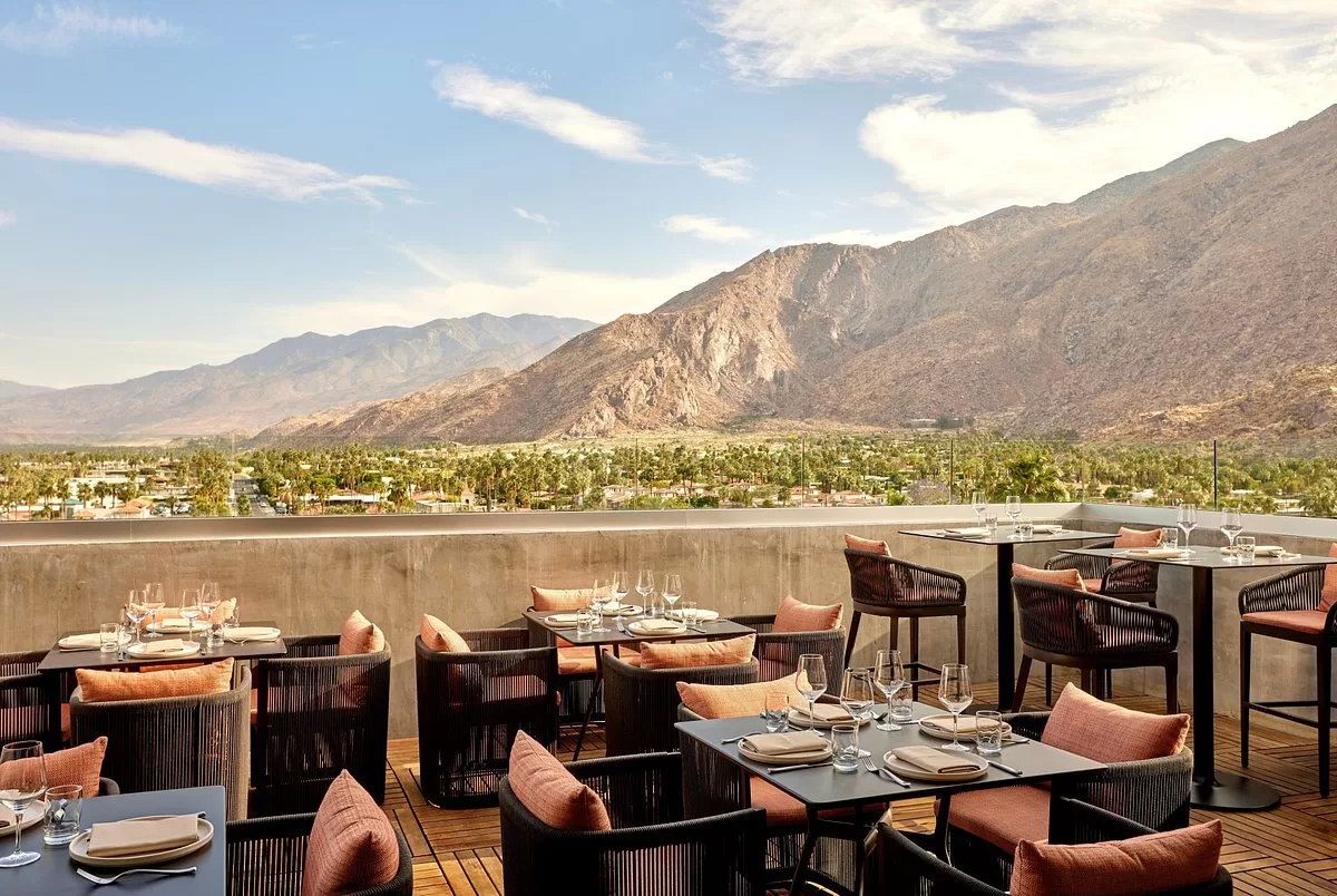 Terras van het Hotel Kimpton Palm Springs met uitzicht over de bergen