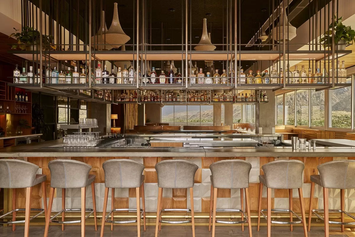Bar met lounge in het Hotel Kimpton Palm Springs