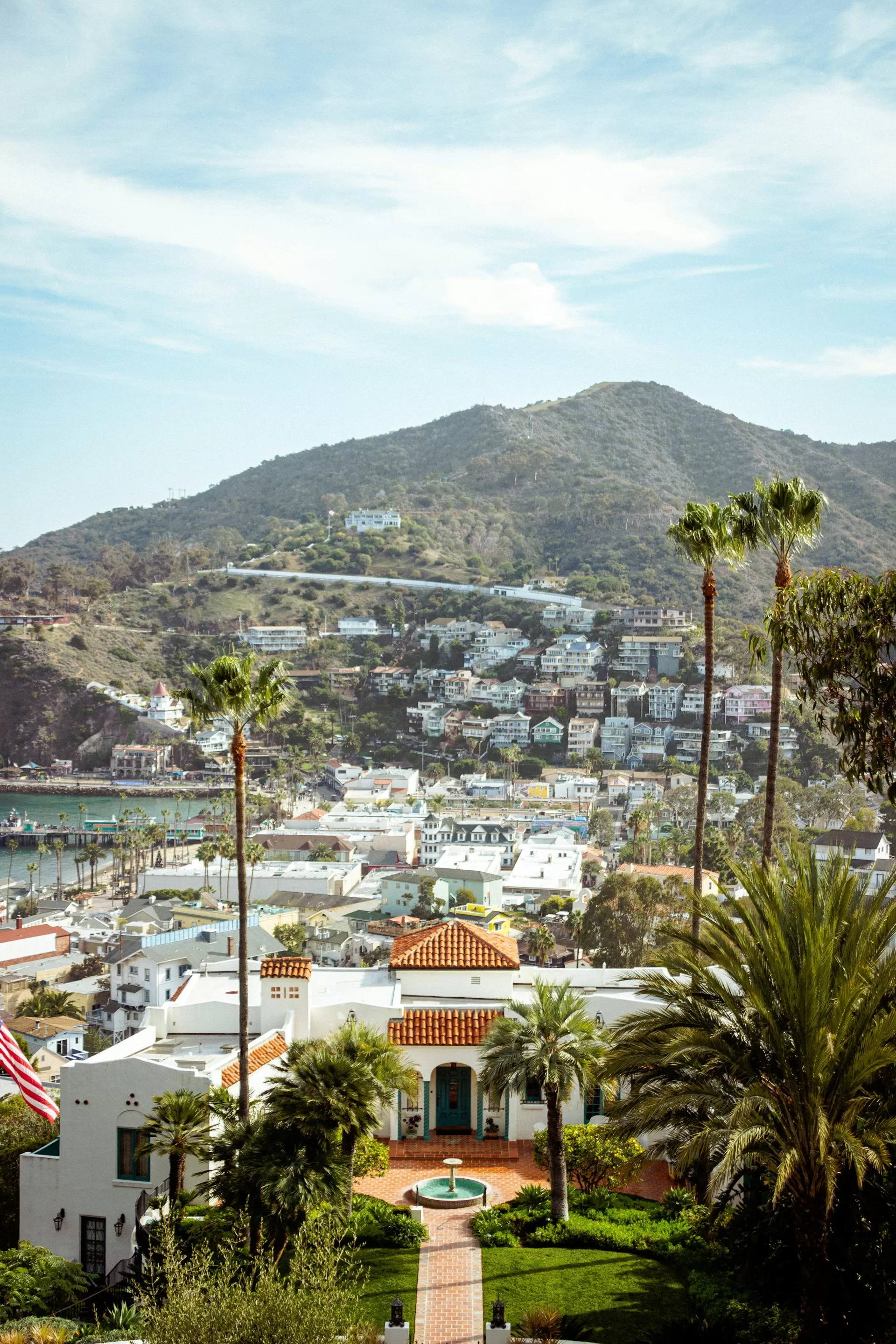 Huizen in Spaanse stijl aan de kust van Santa Catalina Island in Zuid-Californië