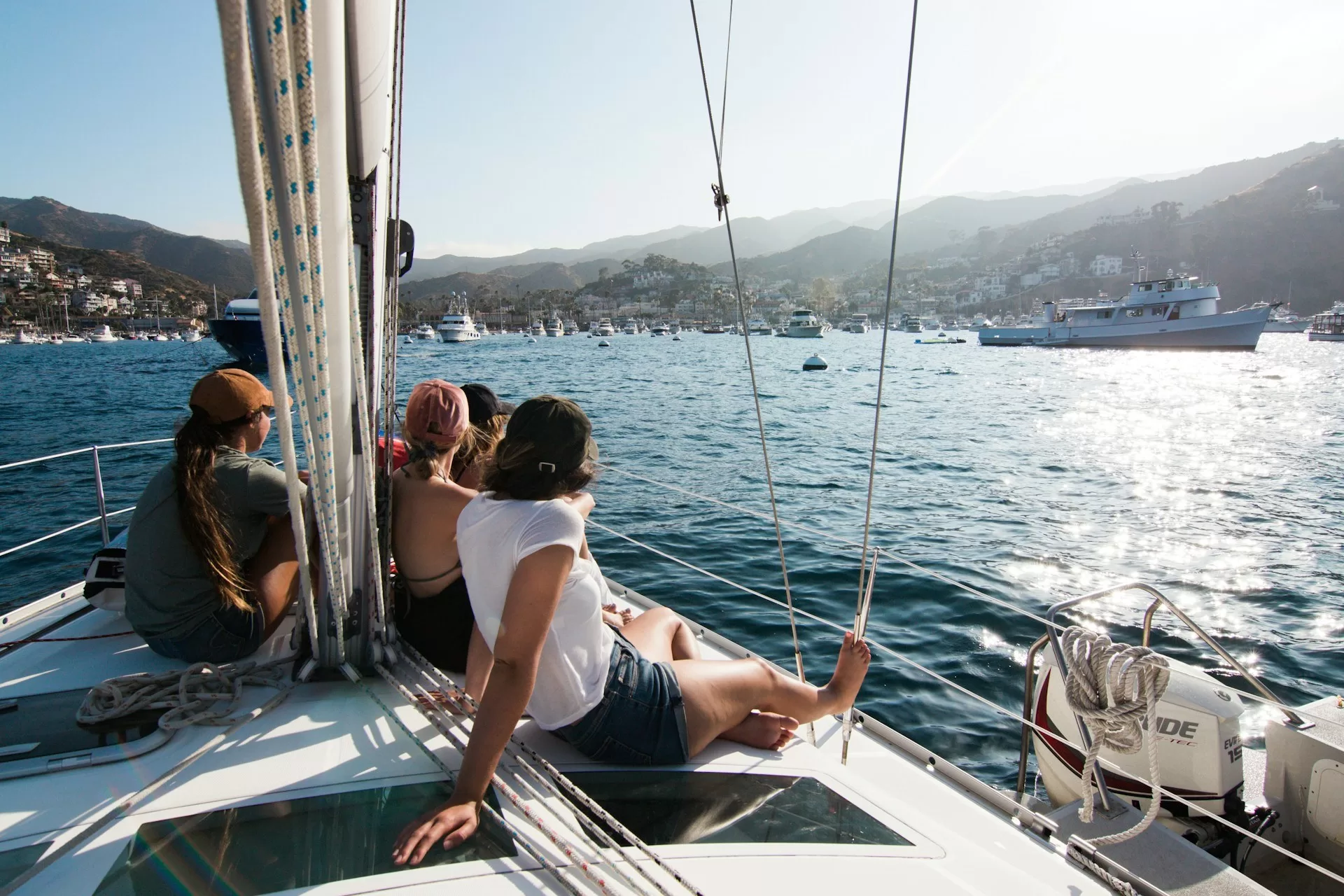 Mensen op een boot nabij de kust van Santa Catalina Island, Californië