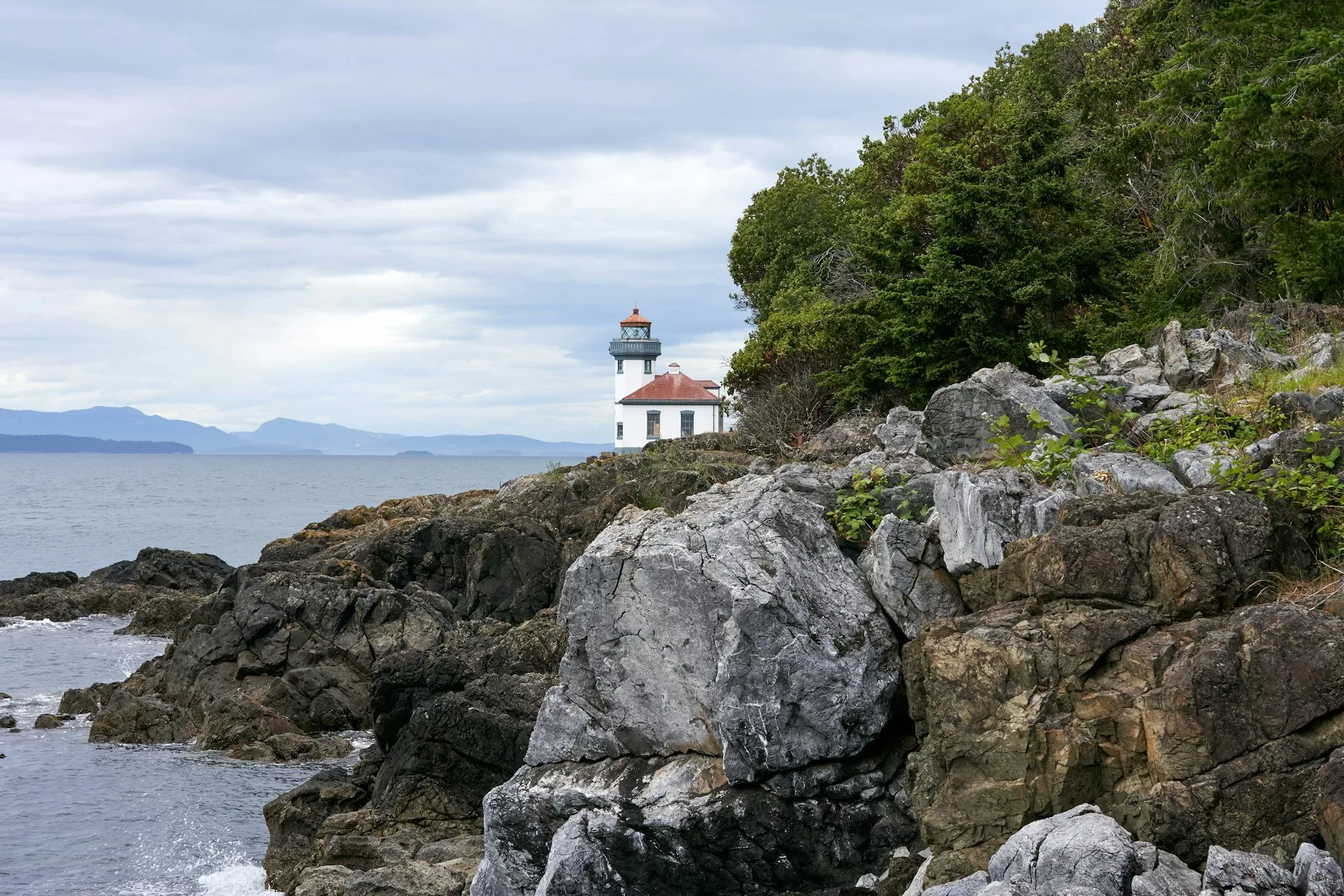 Een witte vuurtoren op de rotsen van Suan Juan Island in Washington State