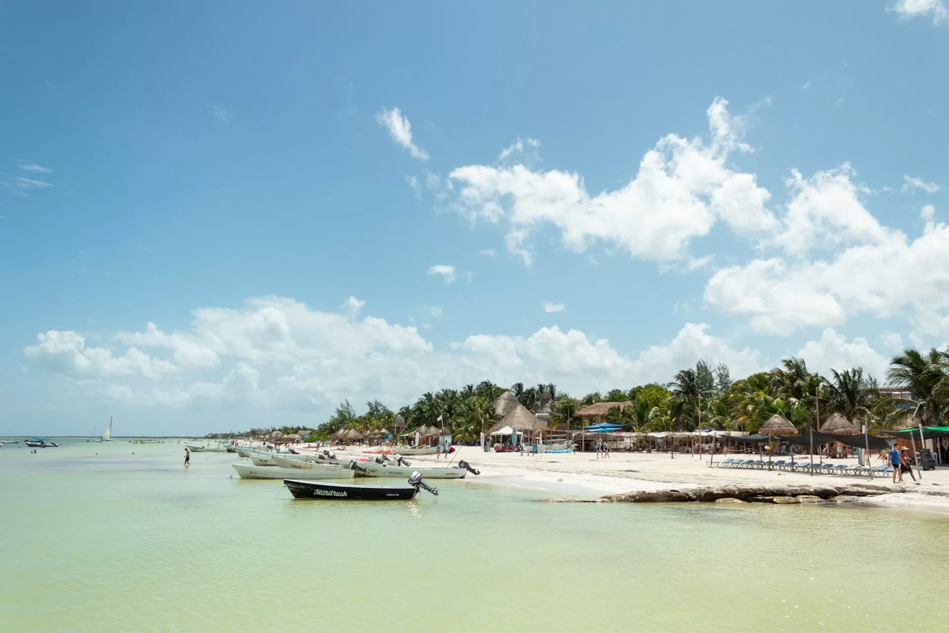 Bootjes in het water aan het strand van Holbox, Mexico