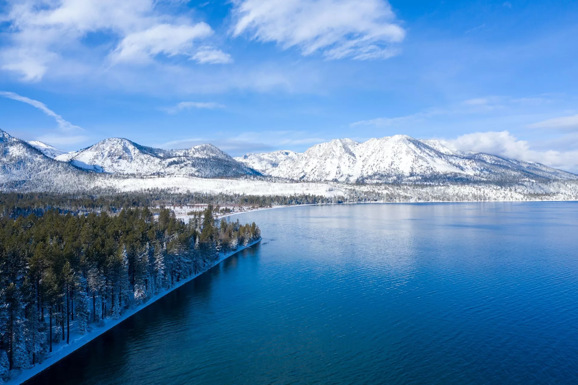 Besneeuwde bomen en bergen langs Lake Tahoe in Californië