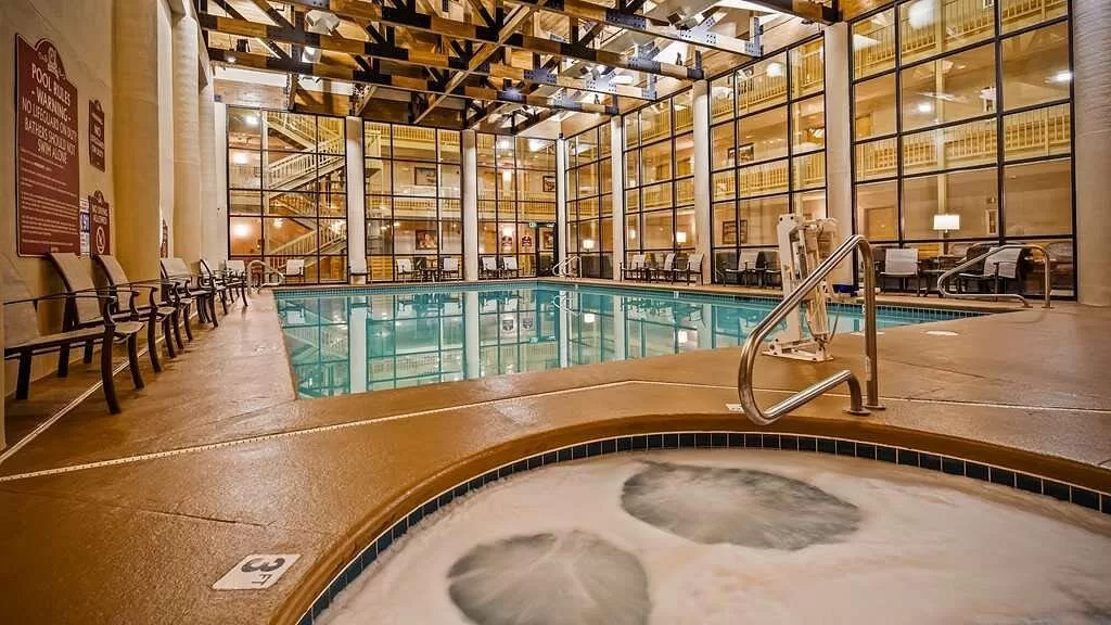 Het binnenzwembad en jacuzzi van het Best Western Plus Ruby