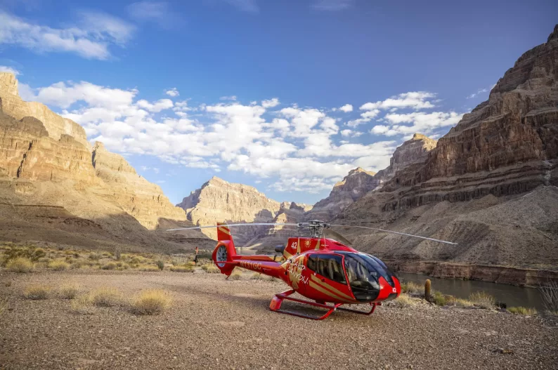 Hubschrauberflug über den Grand Canyon mit Blick auf die beeindruckenden Schluchten