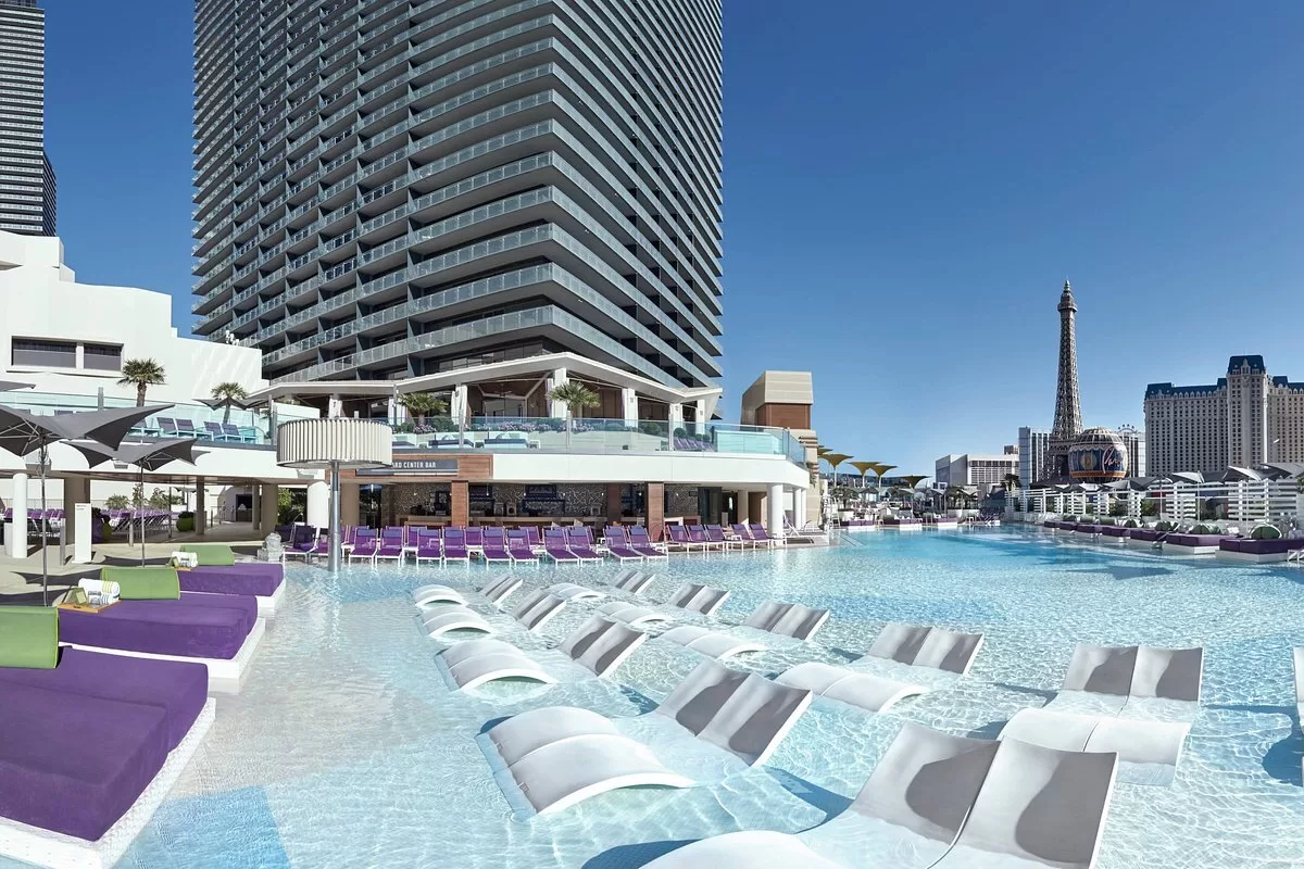 Buitenzwembad met ligbedden in het water bij het Hotel Cosmopolitan of Las Vegas Las Vegas