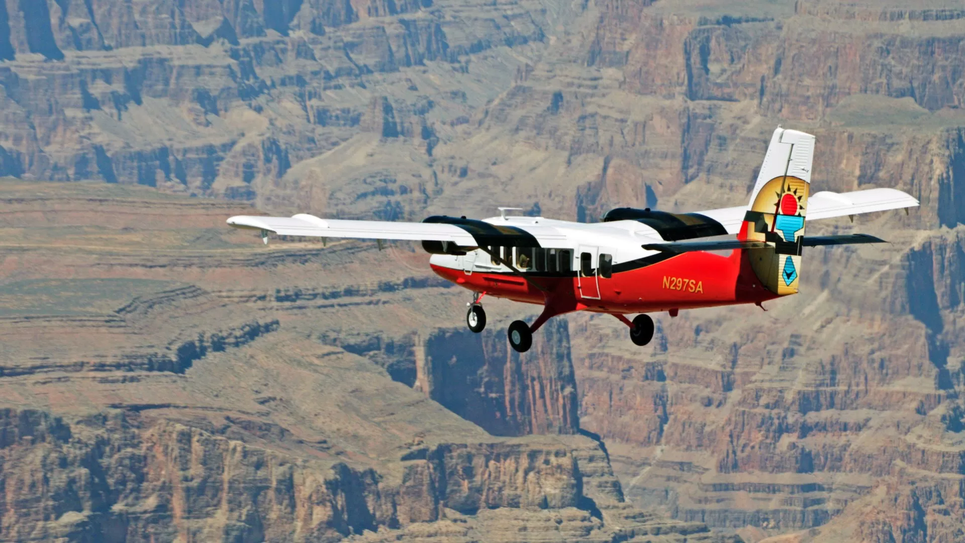 Rot-weißes Sportflugzeug fliegt an einem sonnigen Tag in den klaren Himmel