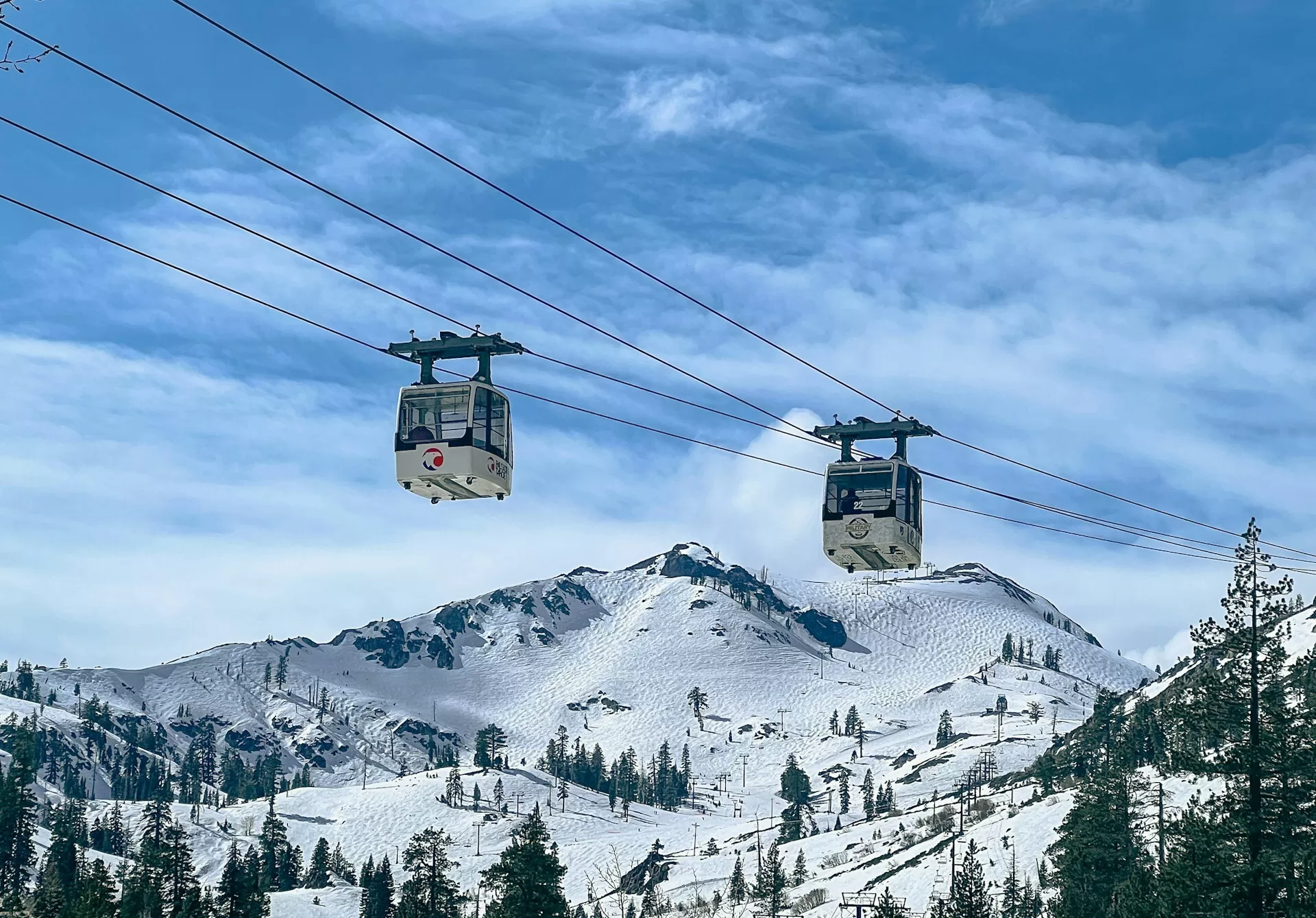 Twee gondels boven de piste van Lake Tahoe in Californië