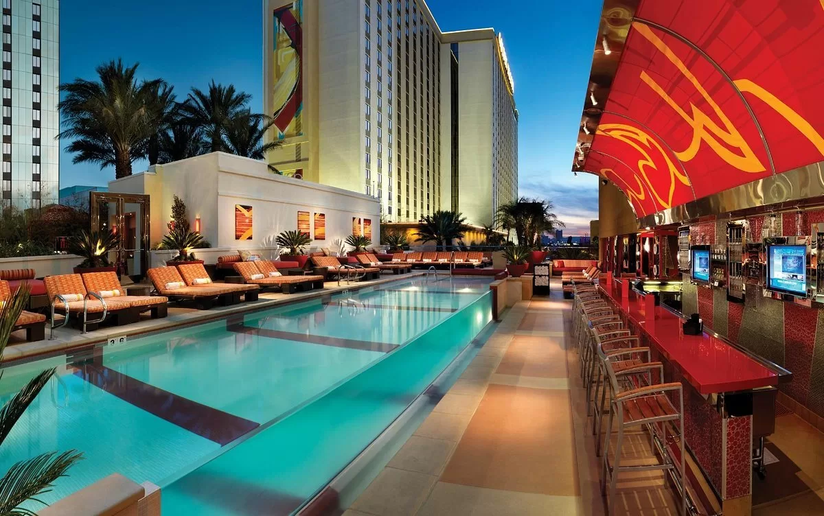 Buitenzwembad met poolbar bij het Hotel Golden Nugget Las Vegas