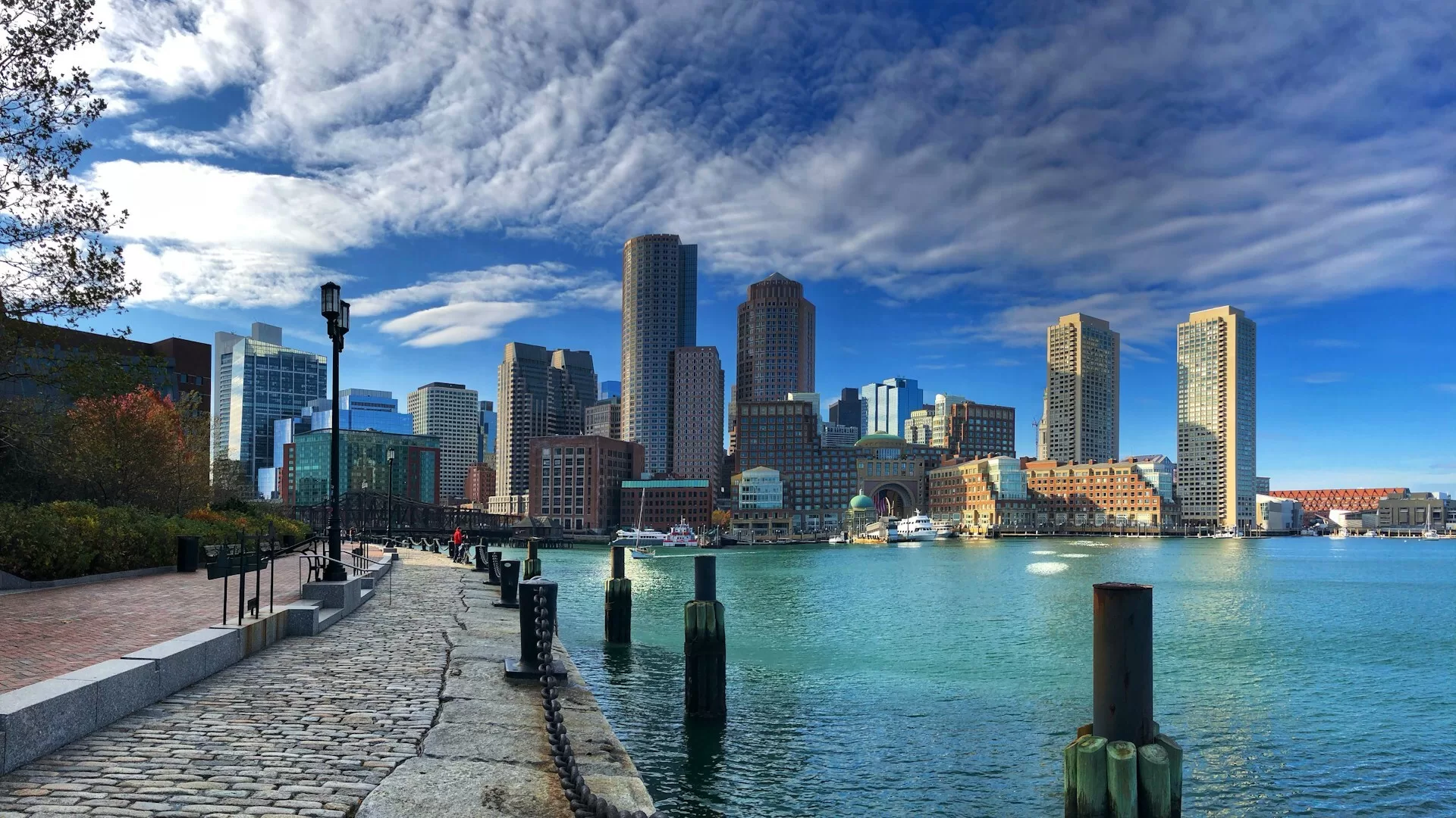 De historische kade van Boston Harbor met de wolkenkrabbers van Boston downtown op de achtergrond