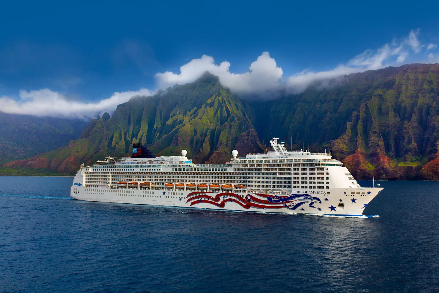 De Pride of America varend langs de kust van Hawaii.