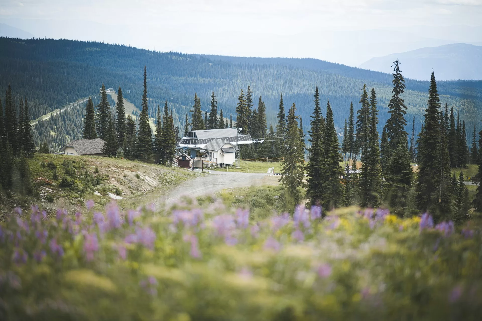 Een huisje op de bergen van Sun Peaks in British Columbia