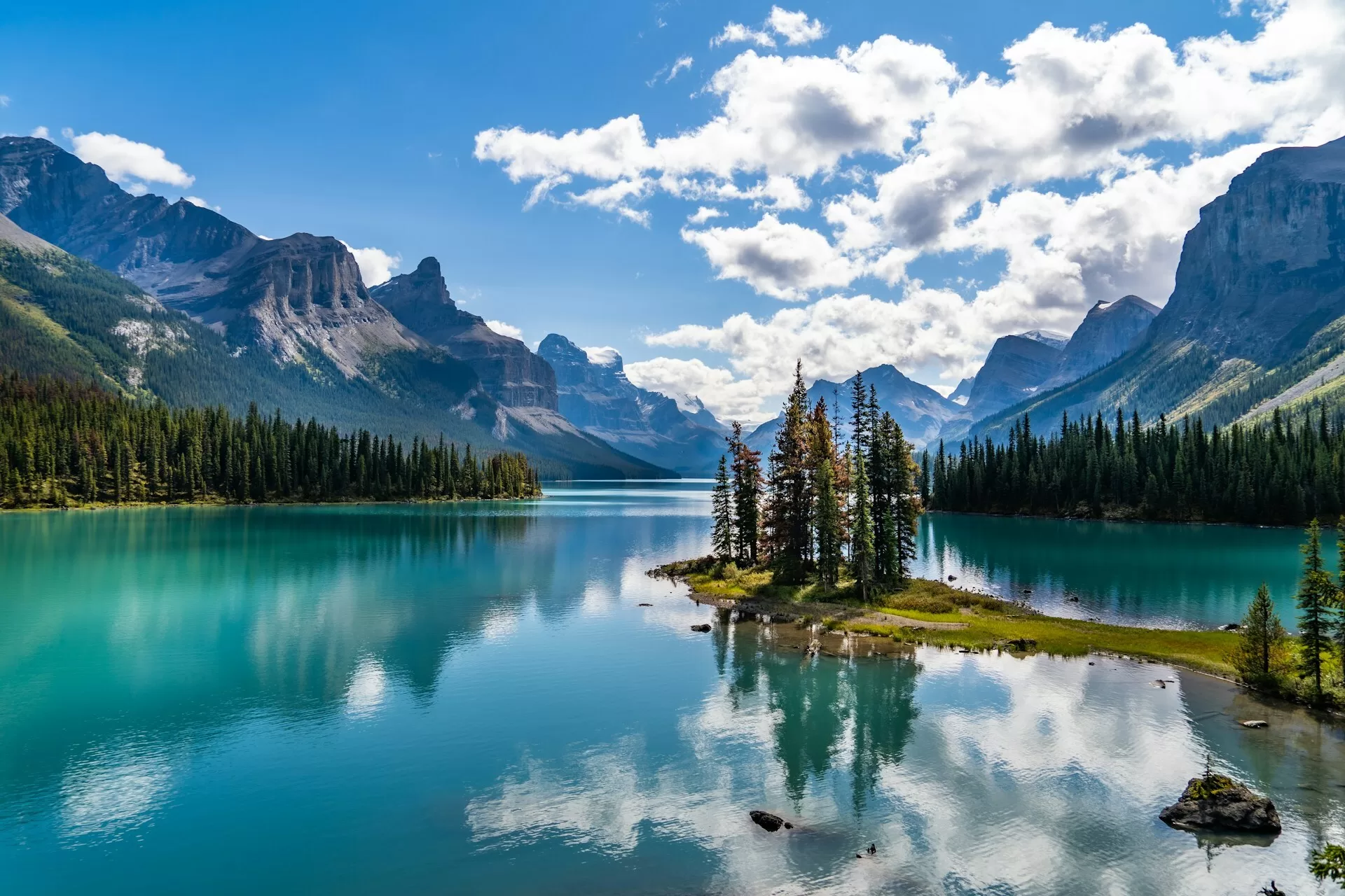 Het turquoise meer van Spirit Island in Alberta, Canada
