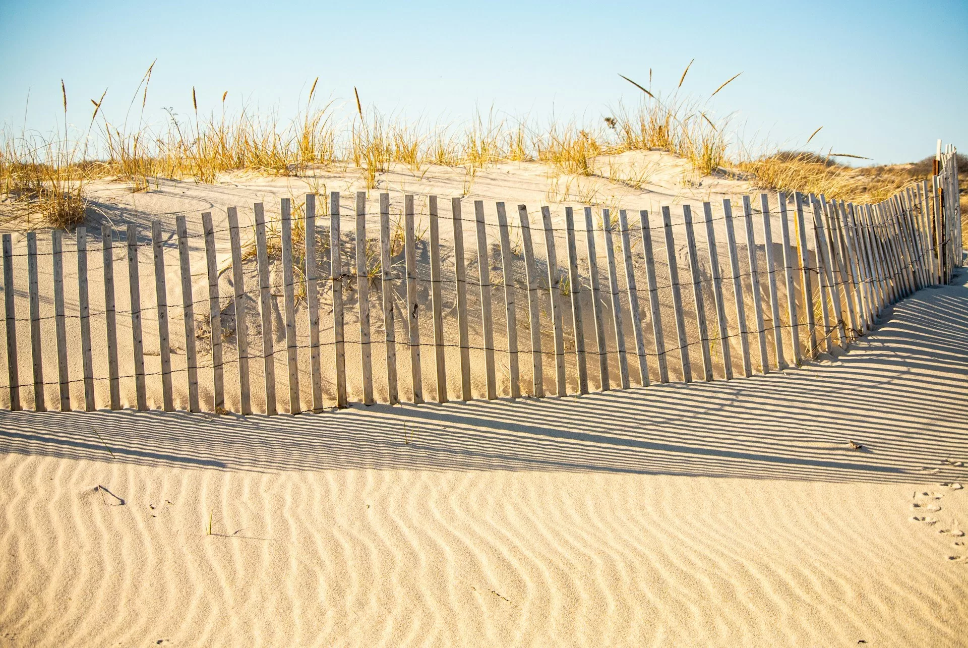 Een zonnige dag aan het strand van The Hamptons in New York State