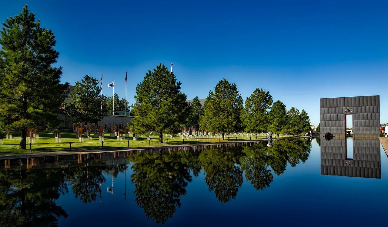 Het Oklahoma City Memorial met gladde waterpartij op de voorgrond