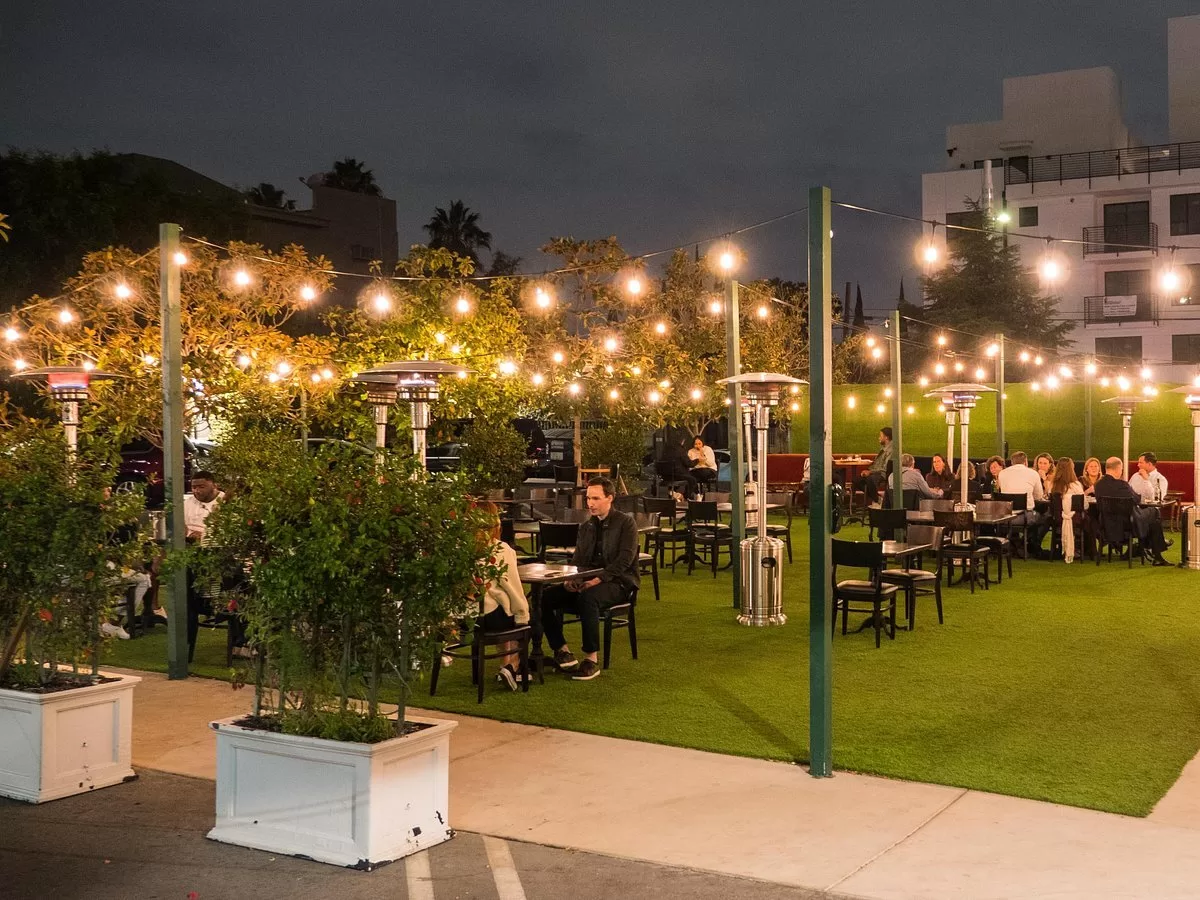 Verlichte terras van het Hotel Hollywood Historic Hotel Hollywood