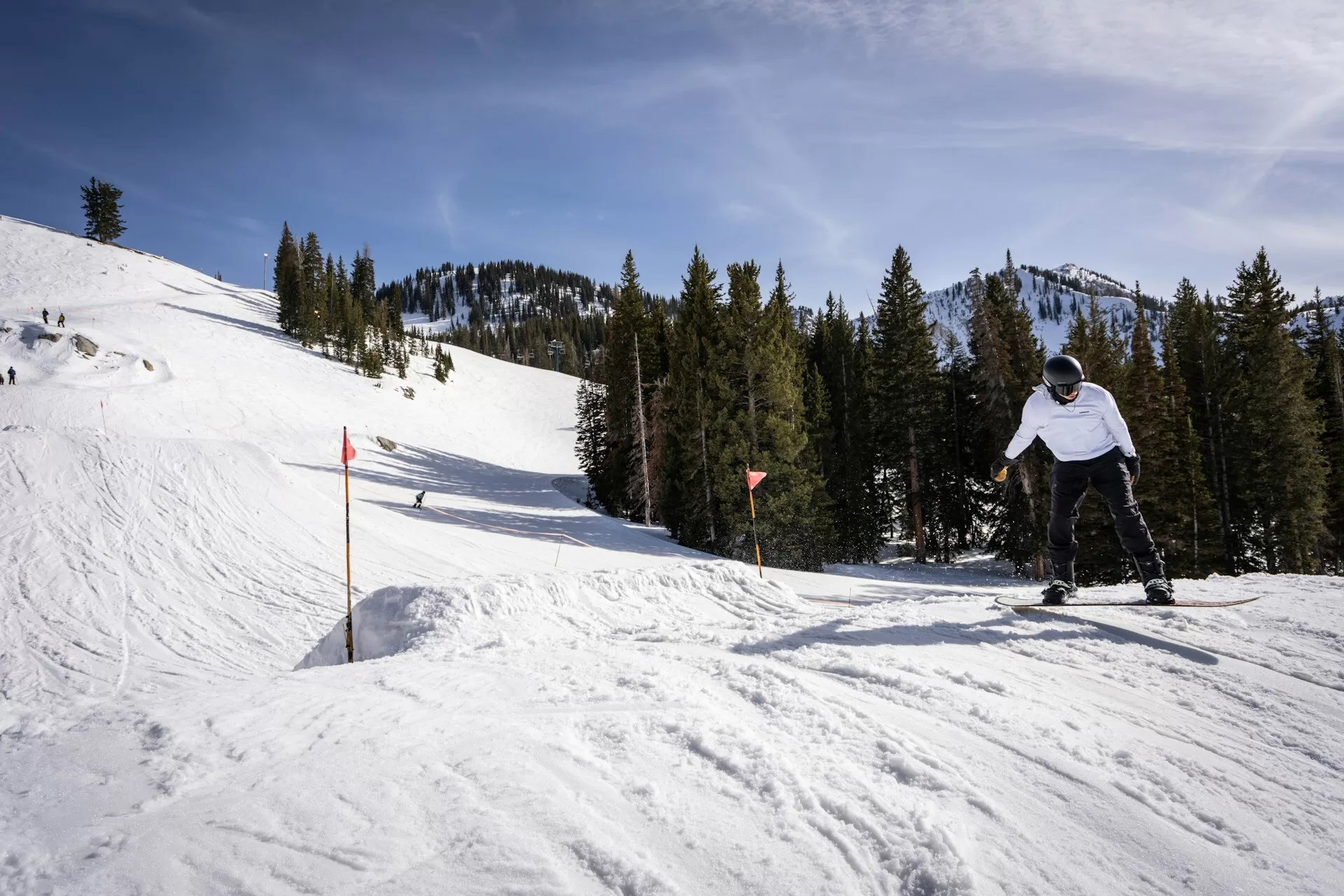 Skiër daalt piste af in Utah