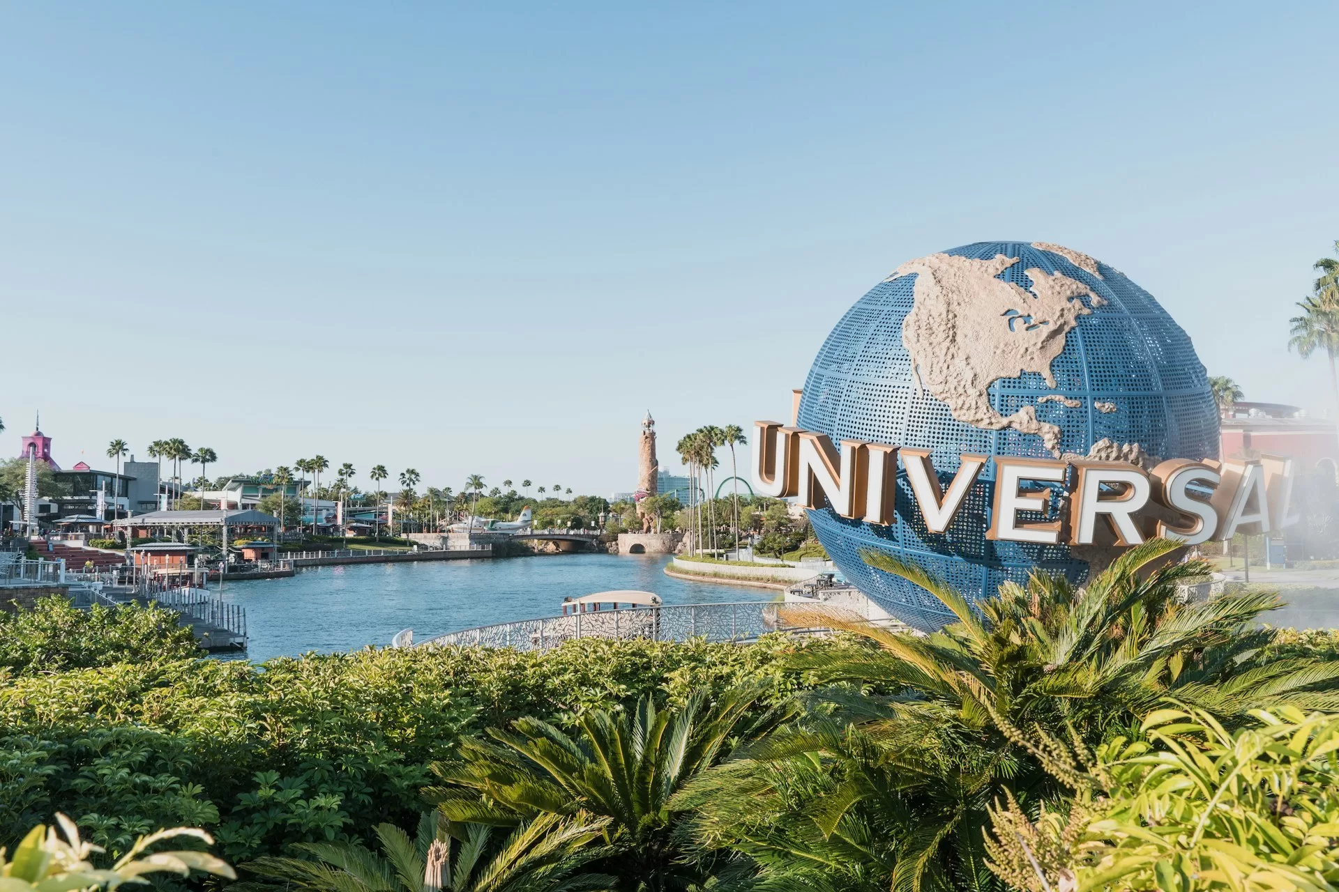 Het Universal beeld in Orlando met de waterpartij op de achtergrond