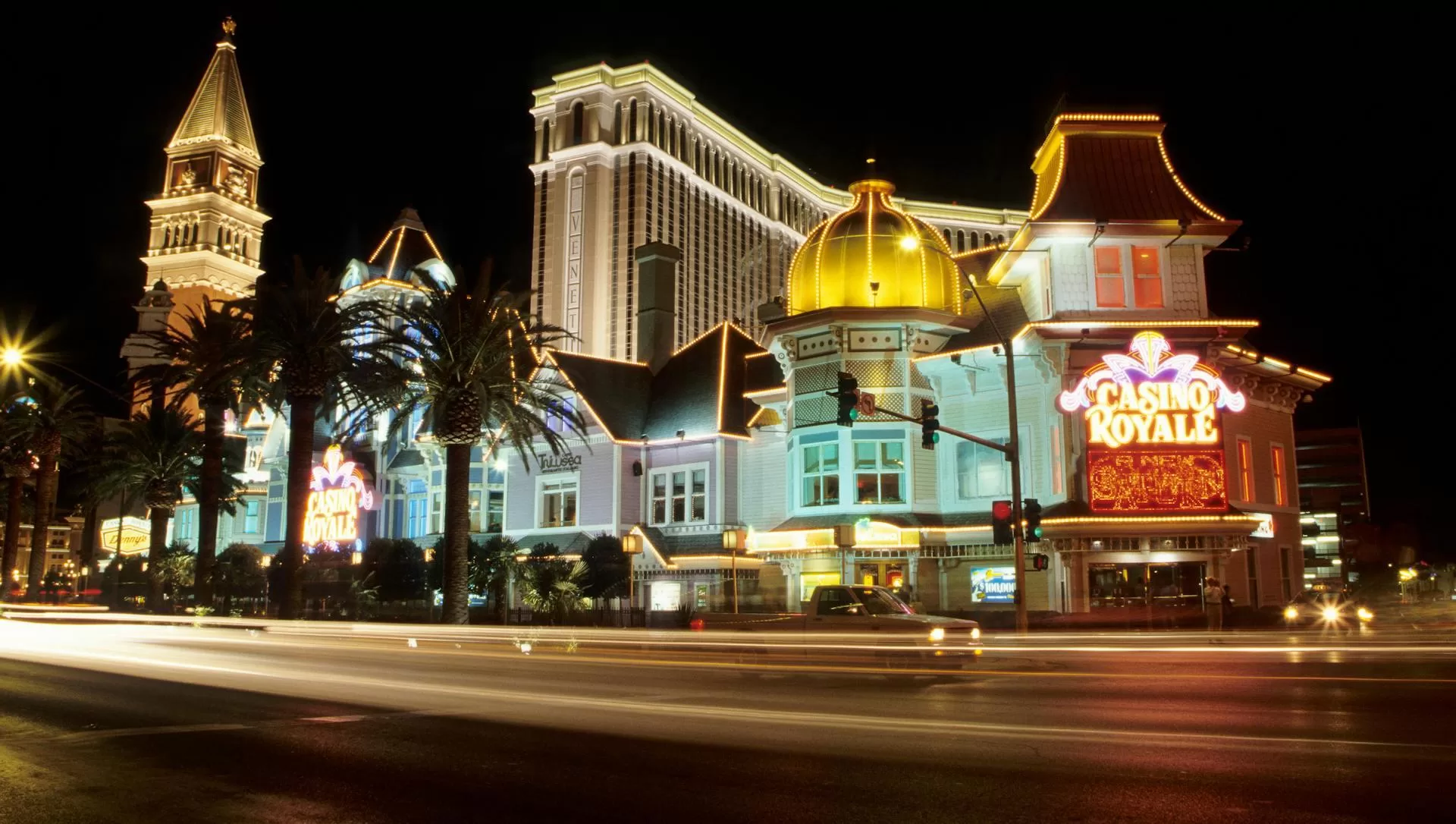 Dunkler Las Vegas Strip mit beleuchtetem Casino Royal, stimmungsvolle nächtliche Casino-Lichter sichtbar
