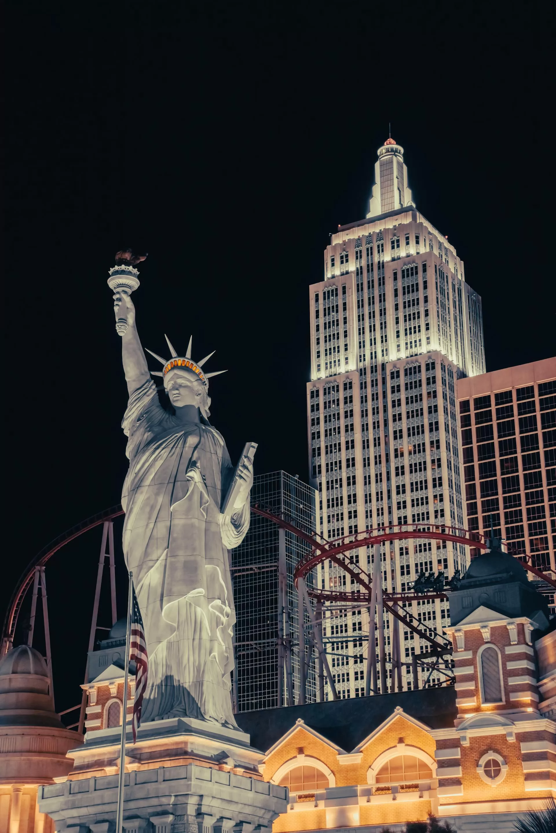 Verlicht Vrijheidsbeeld in Las Vegas nachtscène met sfeervolle lampen en donkere achtergrond zichtbaar