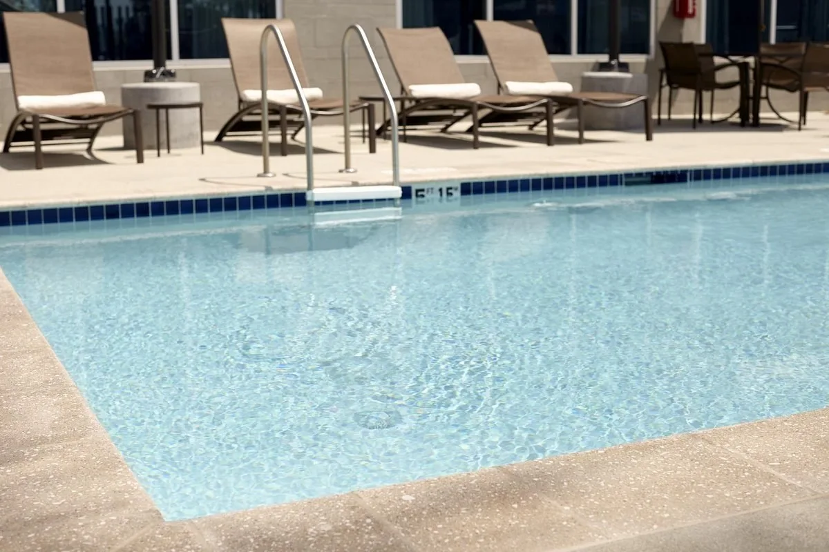 Buitenzwembad met ligbedjes van het Hyatt Place Old Town Scottsdale