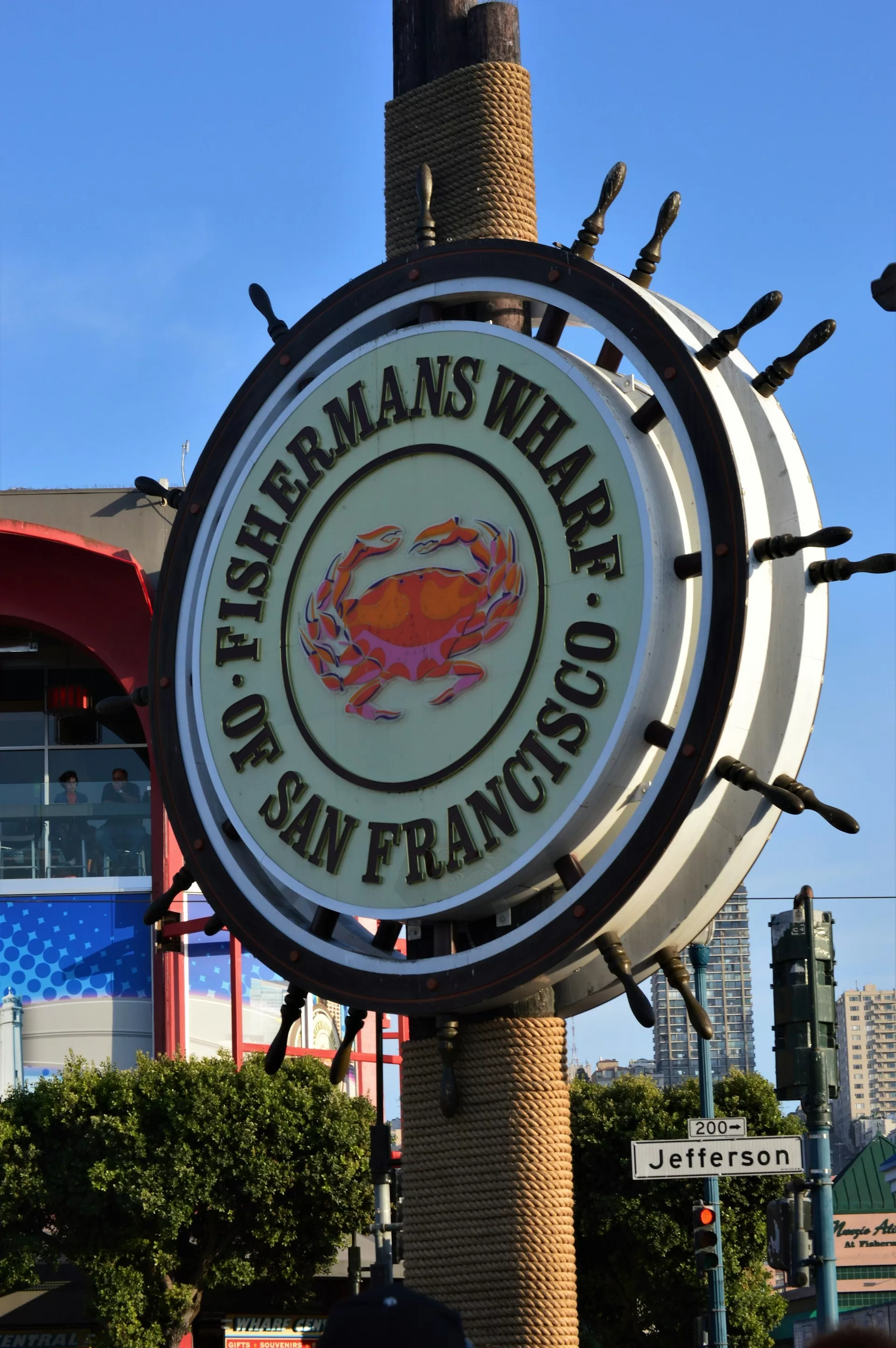Ikonisches Fisherman's Wharf-Schild in San Francisco mit blauem Himmel im Hintergrund, beliebtes touristisches Wahrzeichen