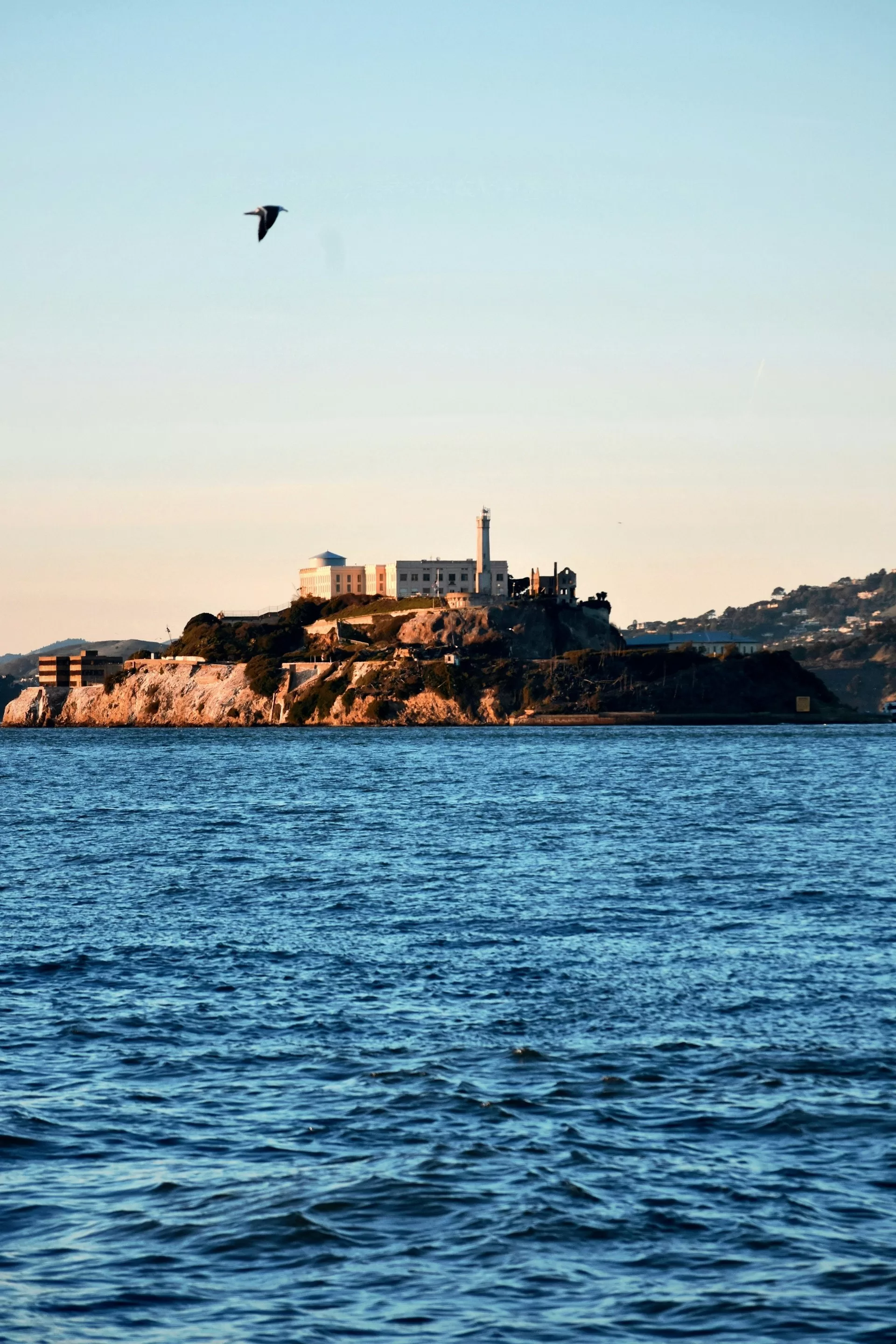 Alcatraz in der Abendsonne mit dem Wasser der San Francisco Bay im Vordergrund