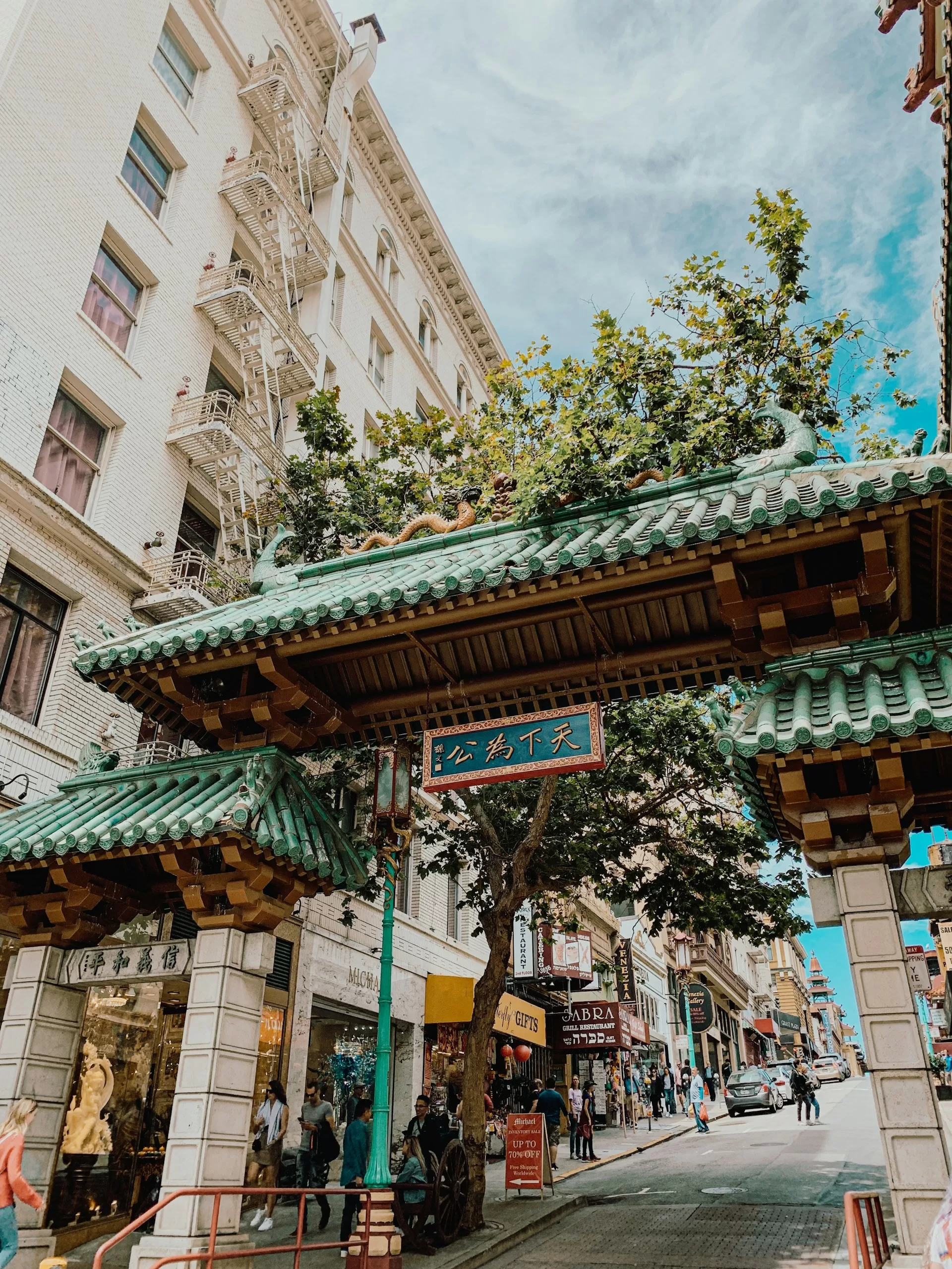 Traditionelles Tor von Chinatown, von unten fotografiert